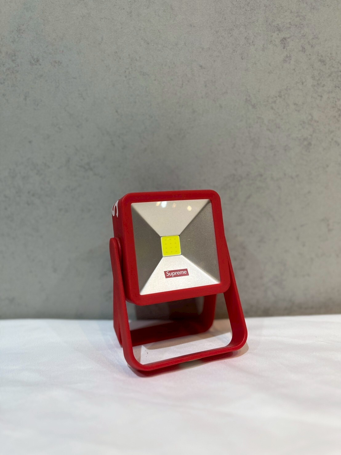 SUPREME 18FW MAGNETIC KICKSTAND LIGHT
