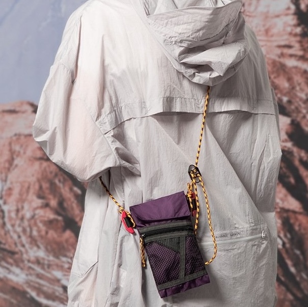 極致輕便！山區戶外健行斜背包 - 防水迷你尼龍直式單肩包，完美攜帶你的運動手機！