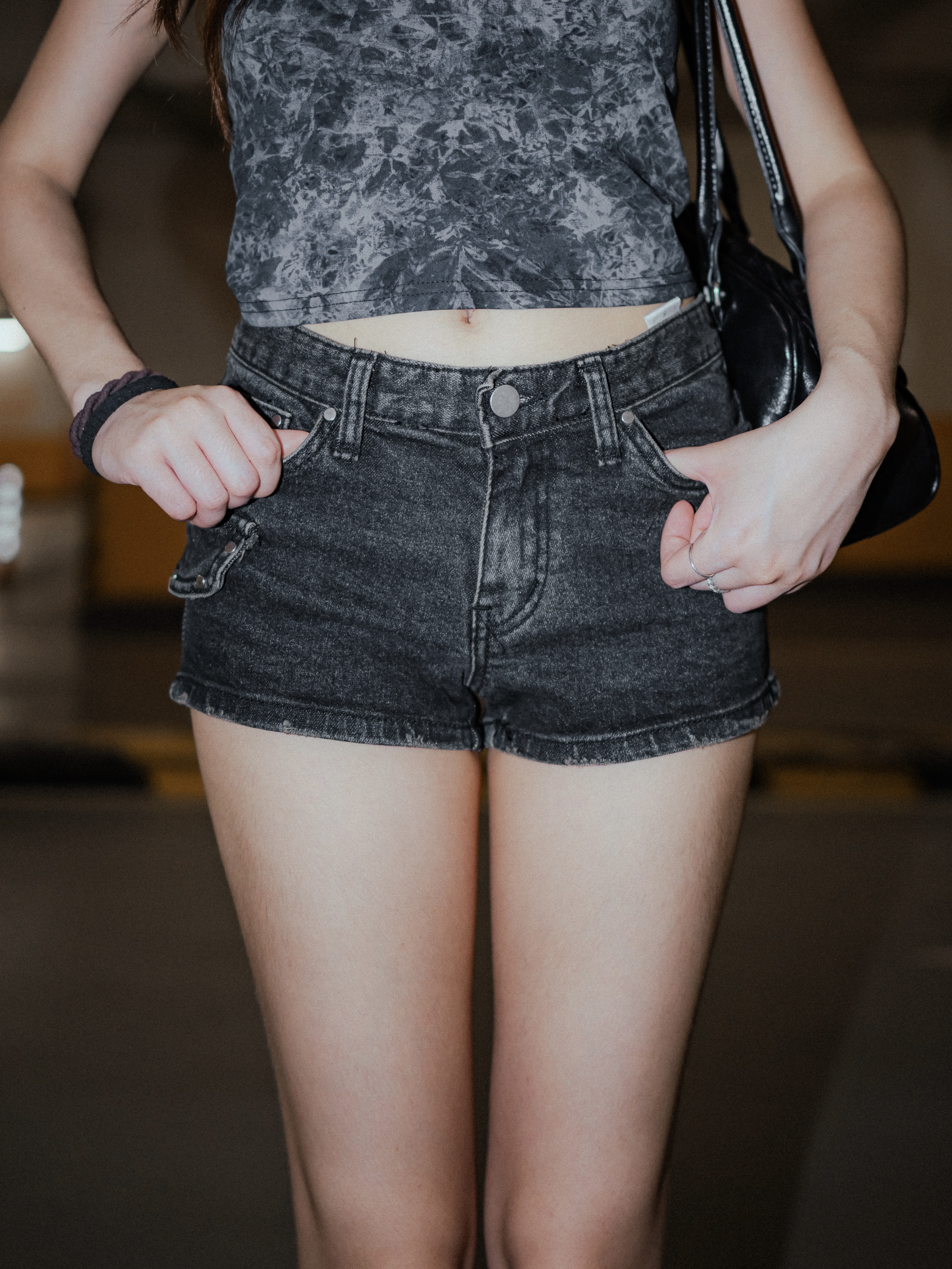 辣妹必備圓釘牛仔短褲