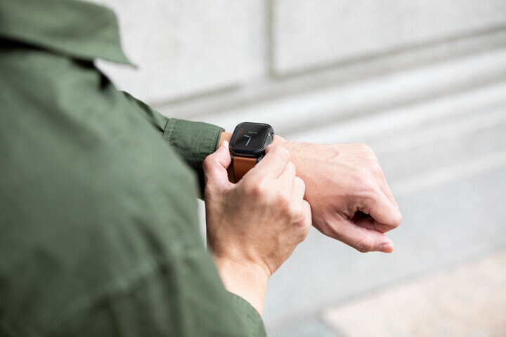 UNIQ Garde Apple Watch 全包覆輕薄透明防撞保護殼