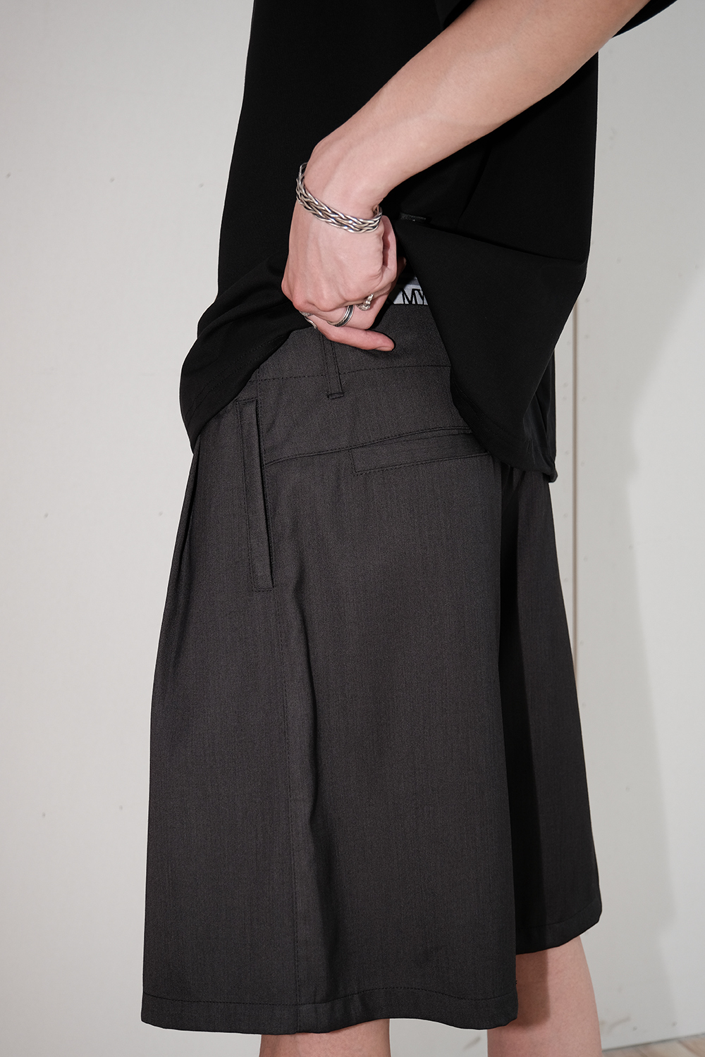 Nurari 及膝西裝短褲 黑/深灰 25 S/S Civ. Minimalist suit shorts