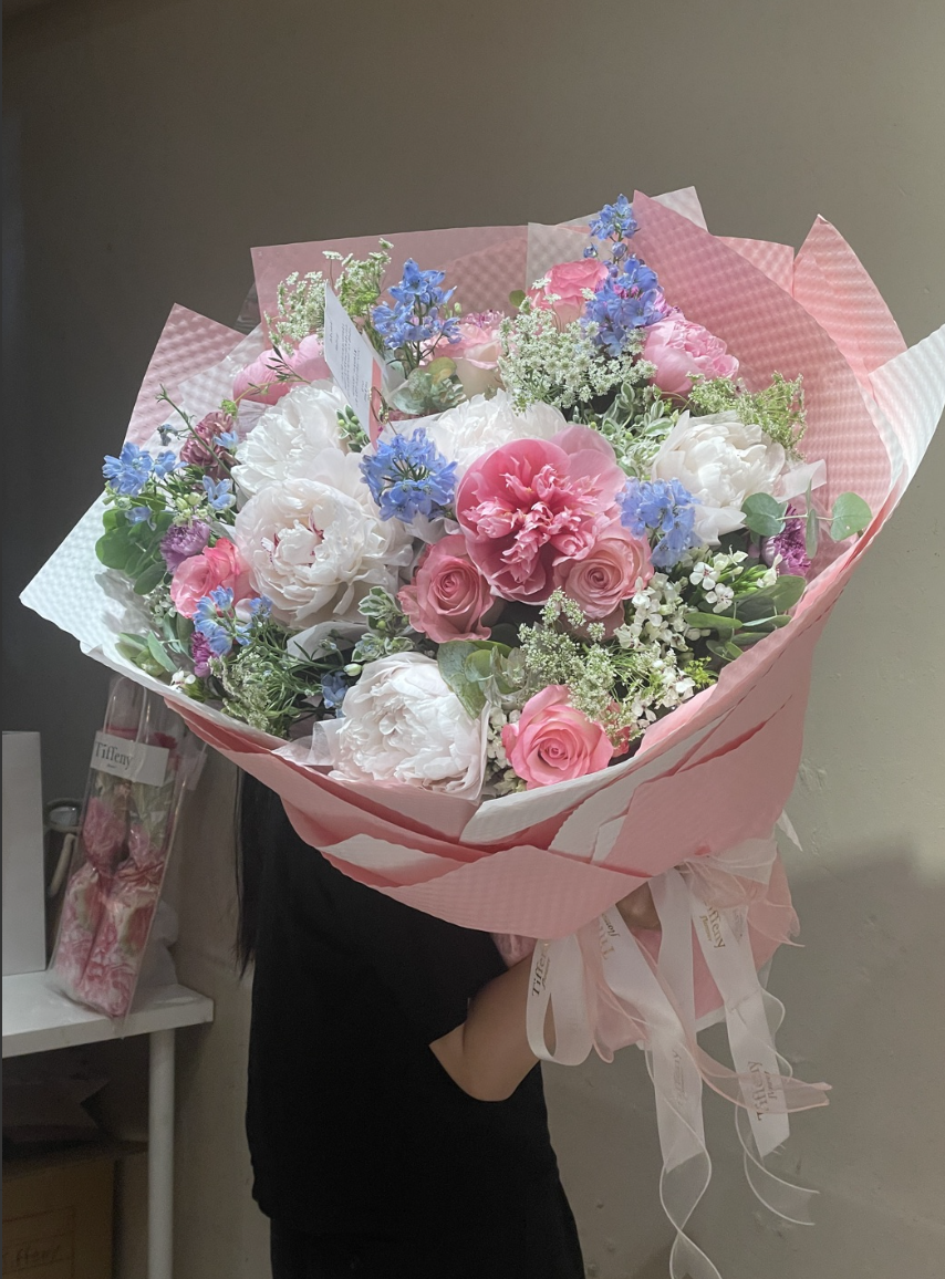 Elephant Love Carnation Fresh Bouquet / XL