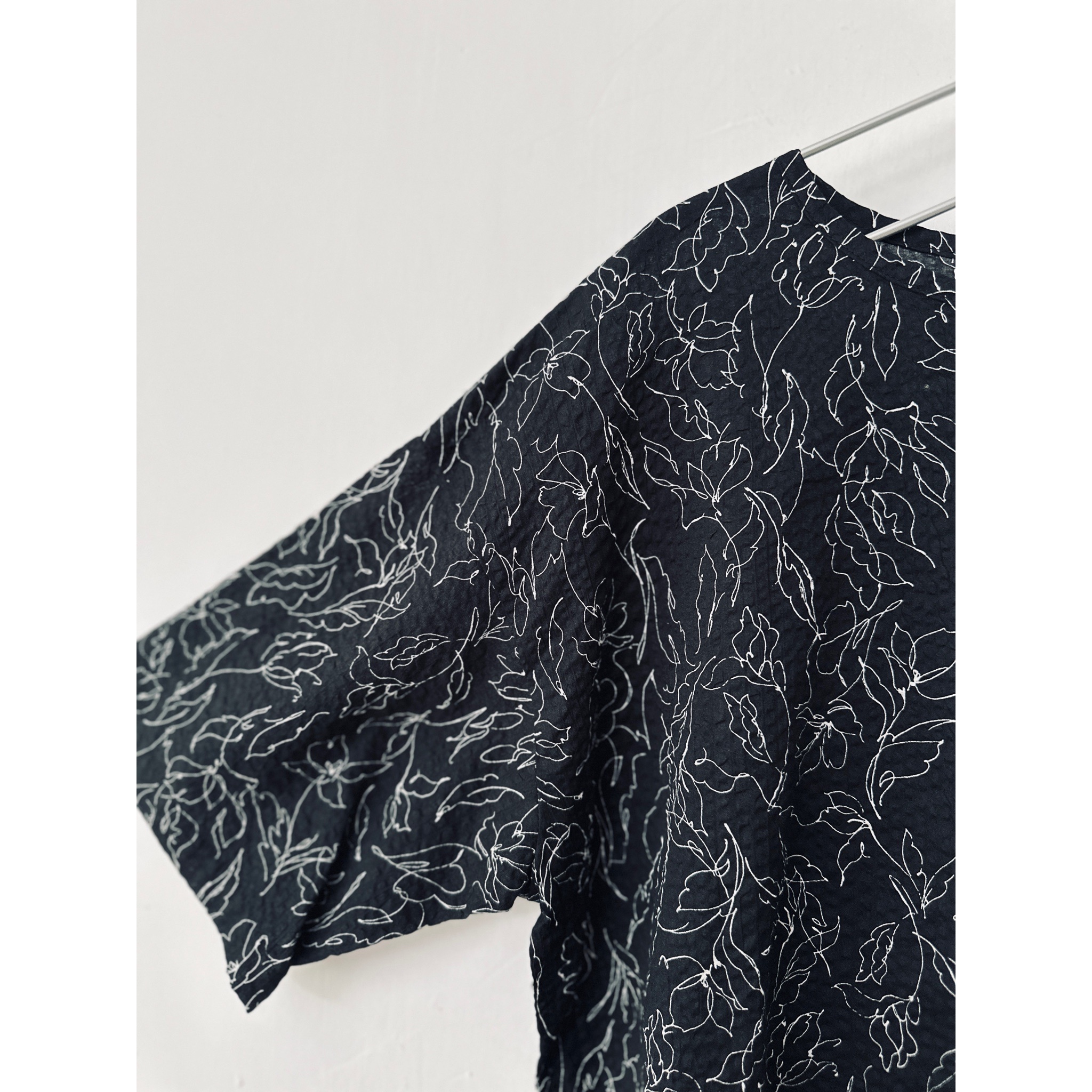 日本製黑色花卉線條top
