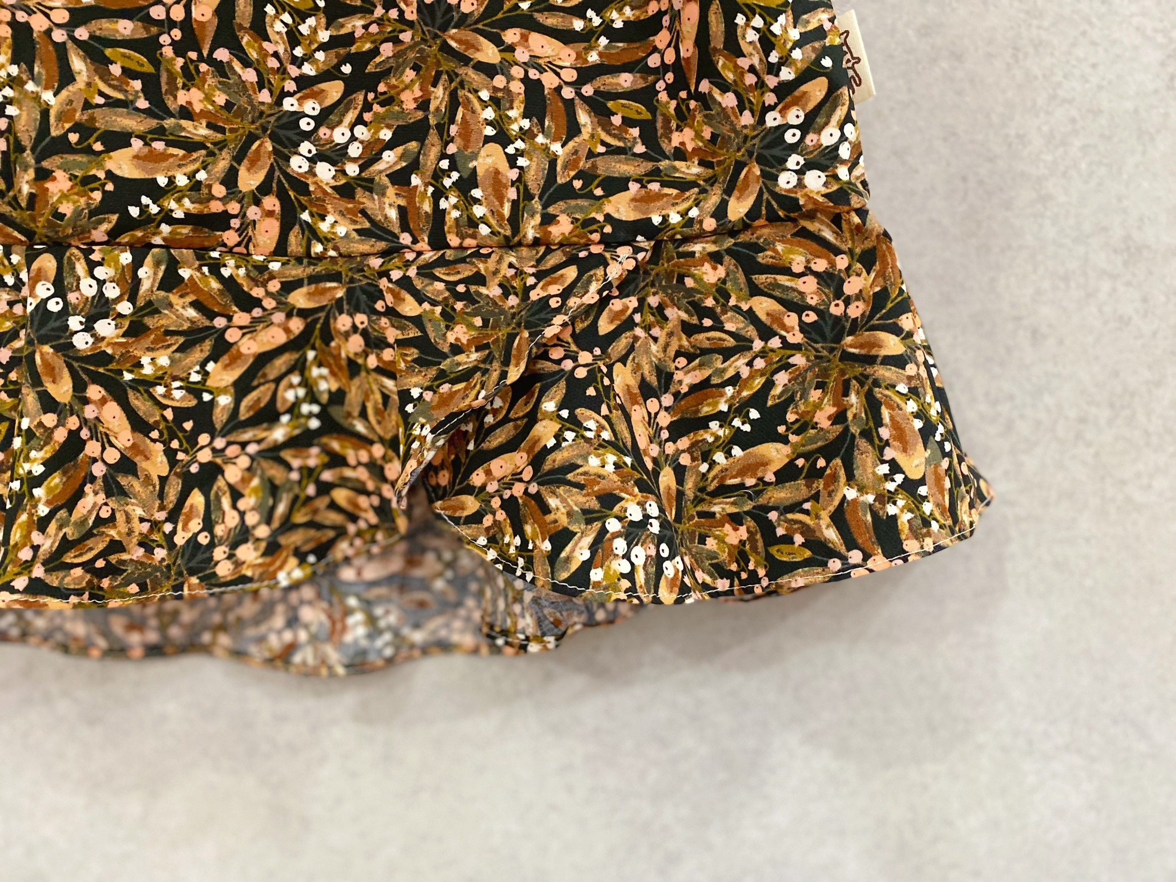 黑底棕葉 波浪連褲短裙(L)