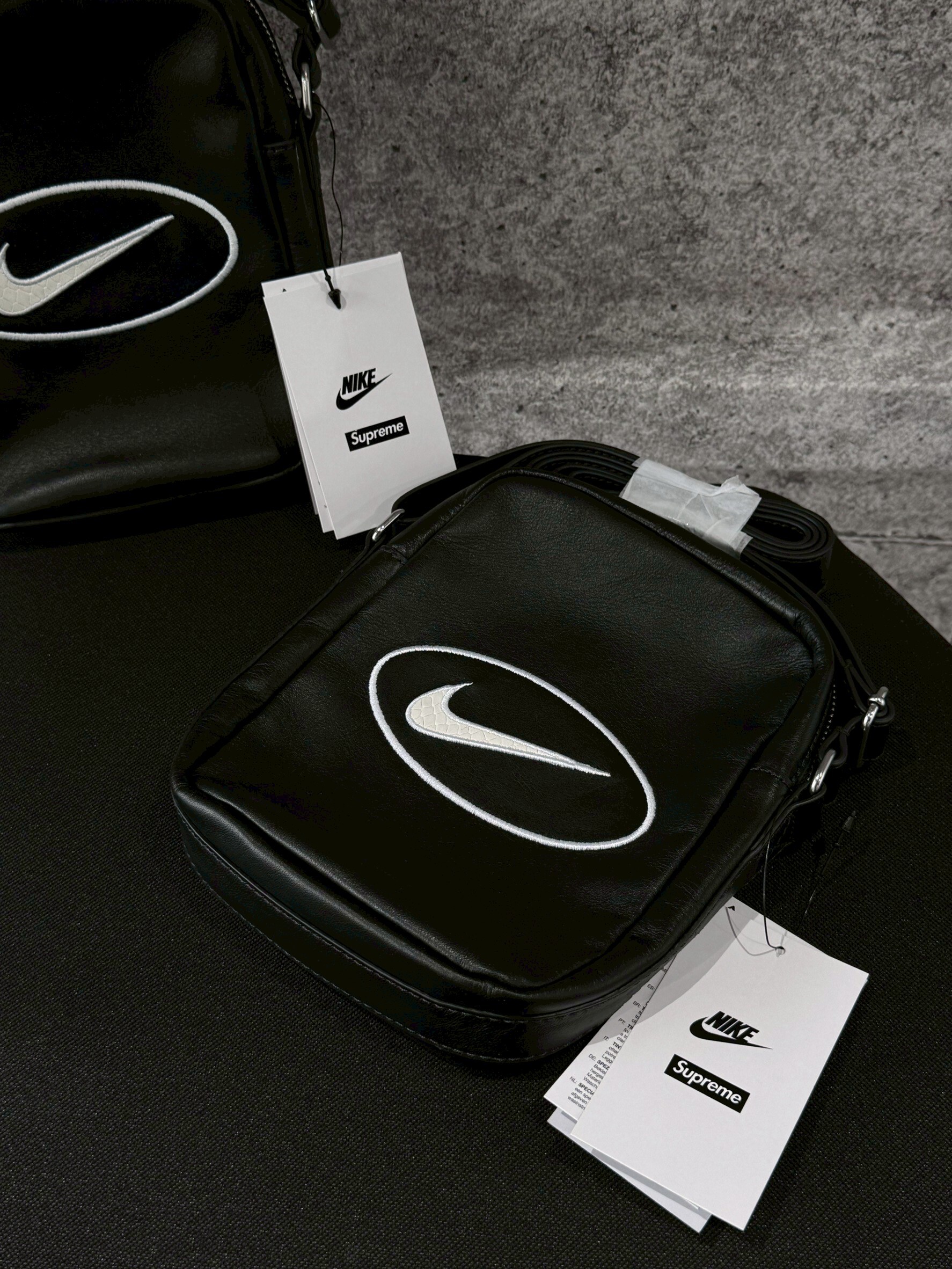Supreme x Nike 刺繡蛇紋Logo 牛皮肩背包