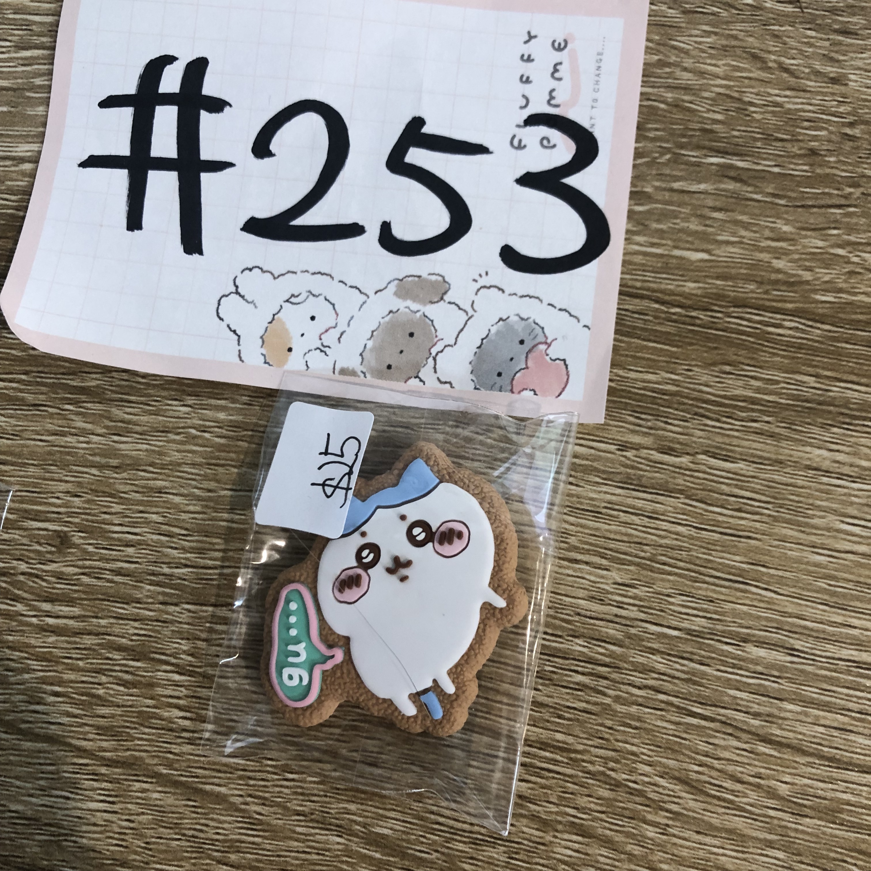 CHIIKAWA 八字貓 襟章#253