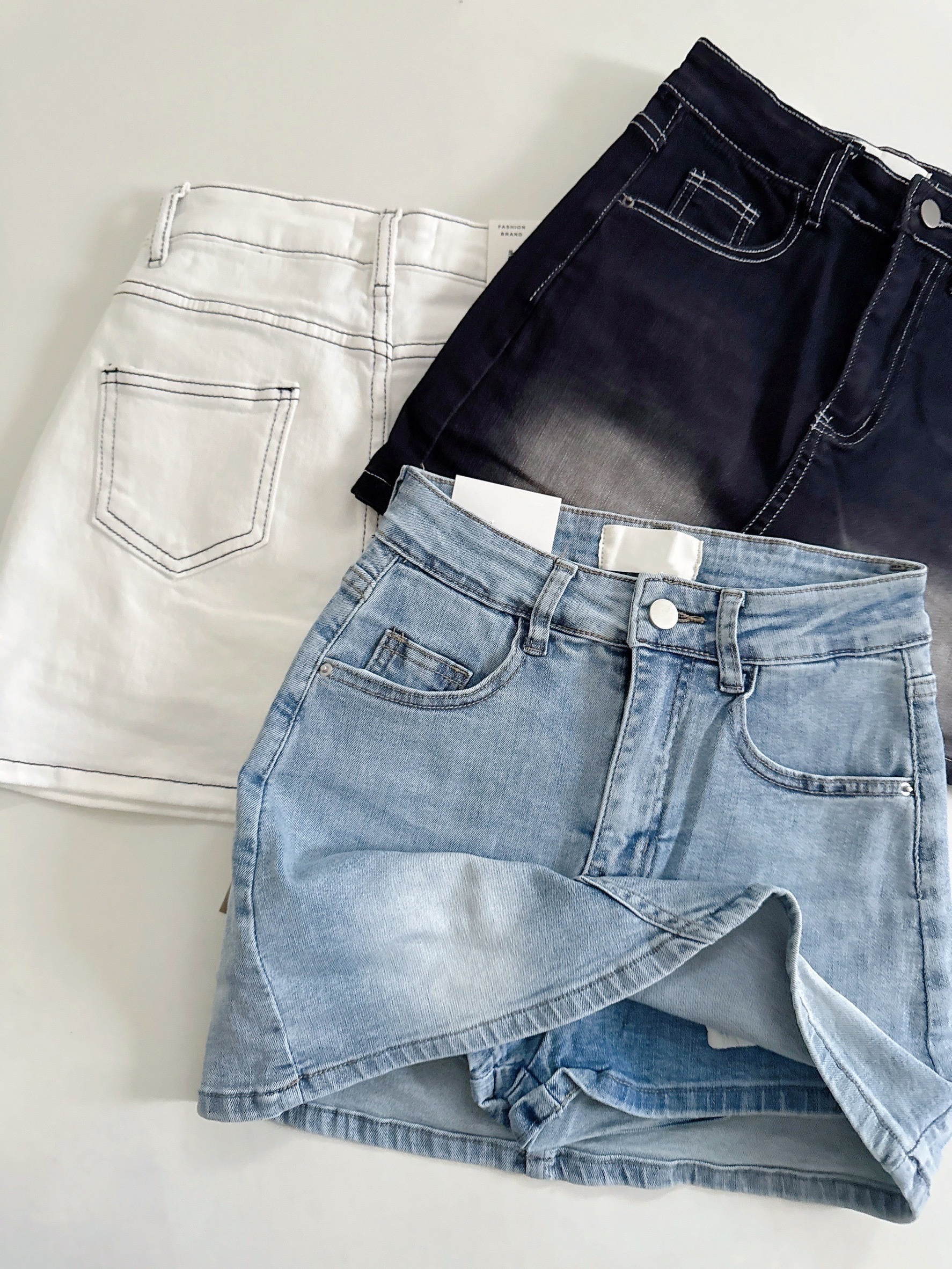 現貨🚚酷辣黑白配邊車線牛仔短裙💕共2色