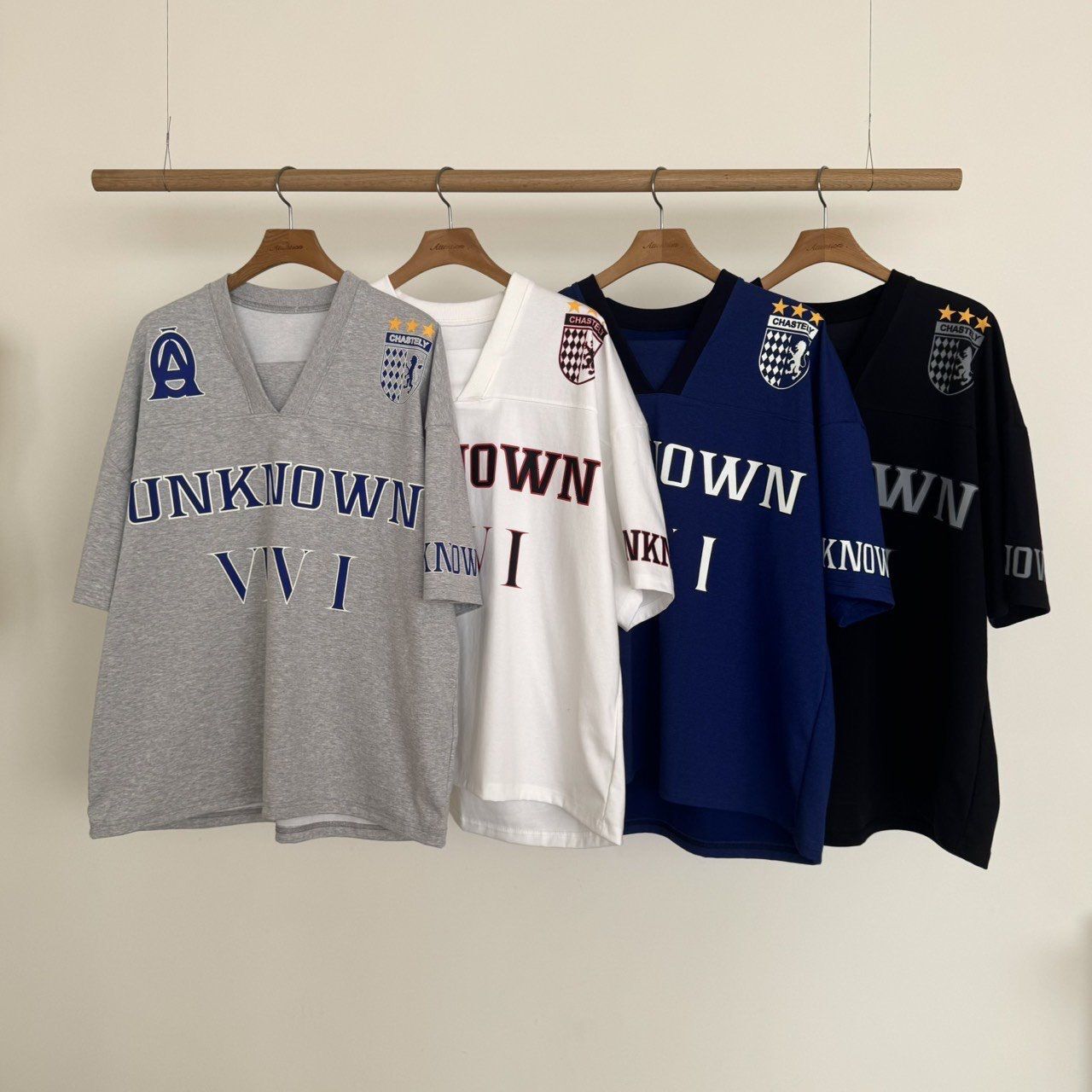 V領英文字圖案短袖Tee BY ATTENTION-400T