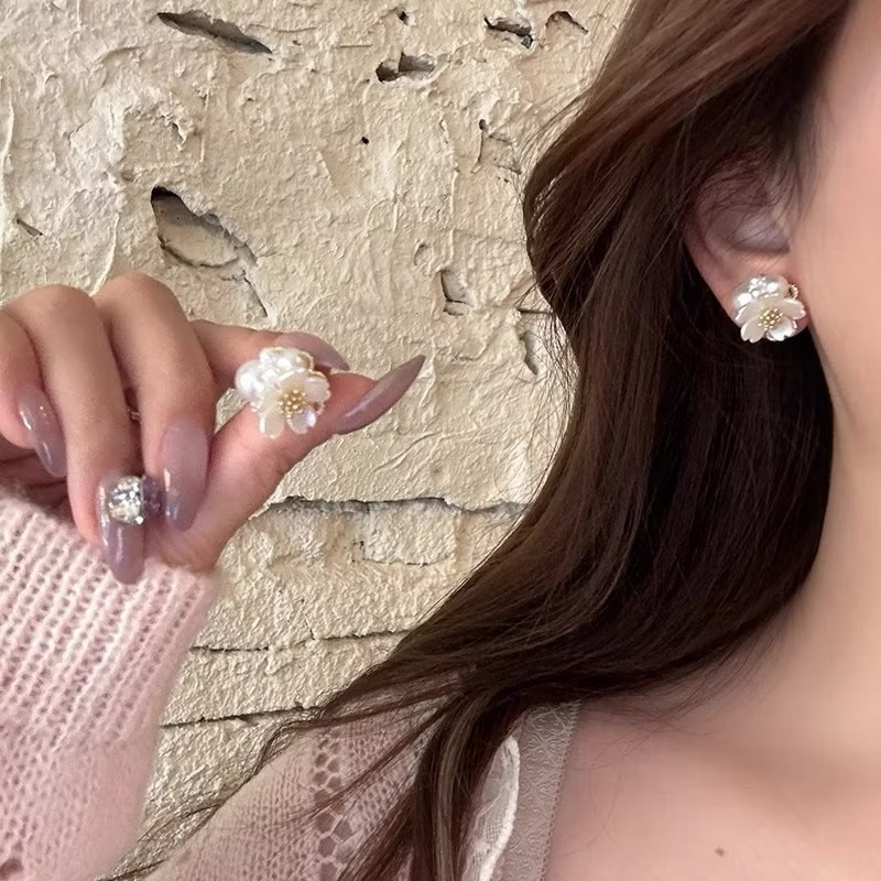 春季限定”珍珠白貝殼立體小金花耳釘