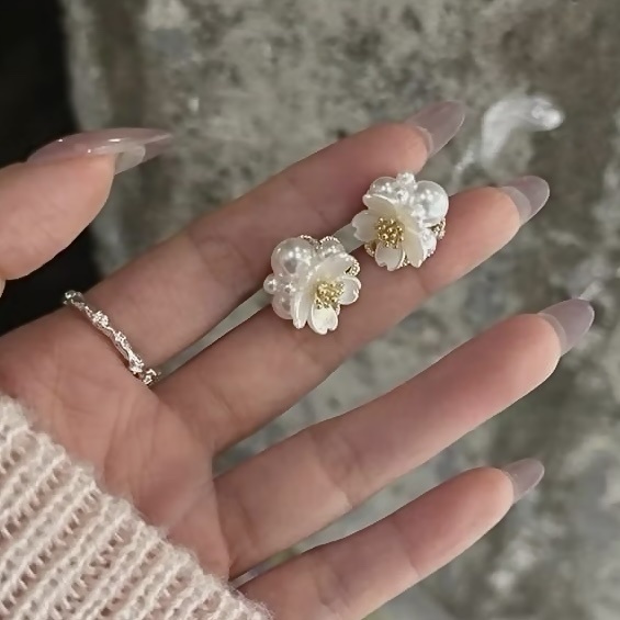 春季限定”珍珠白貝殼立體小金花耳釘