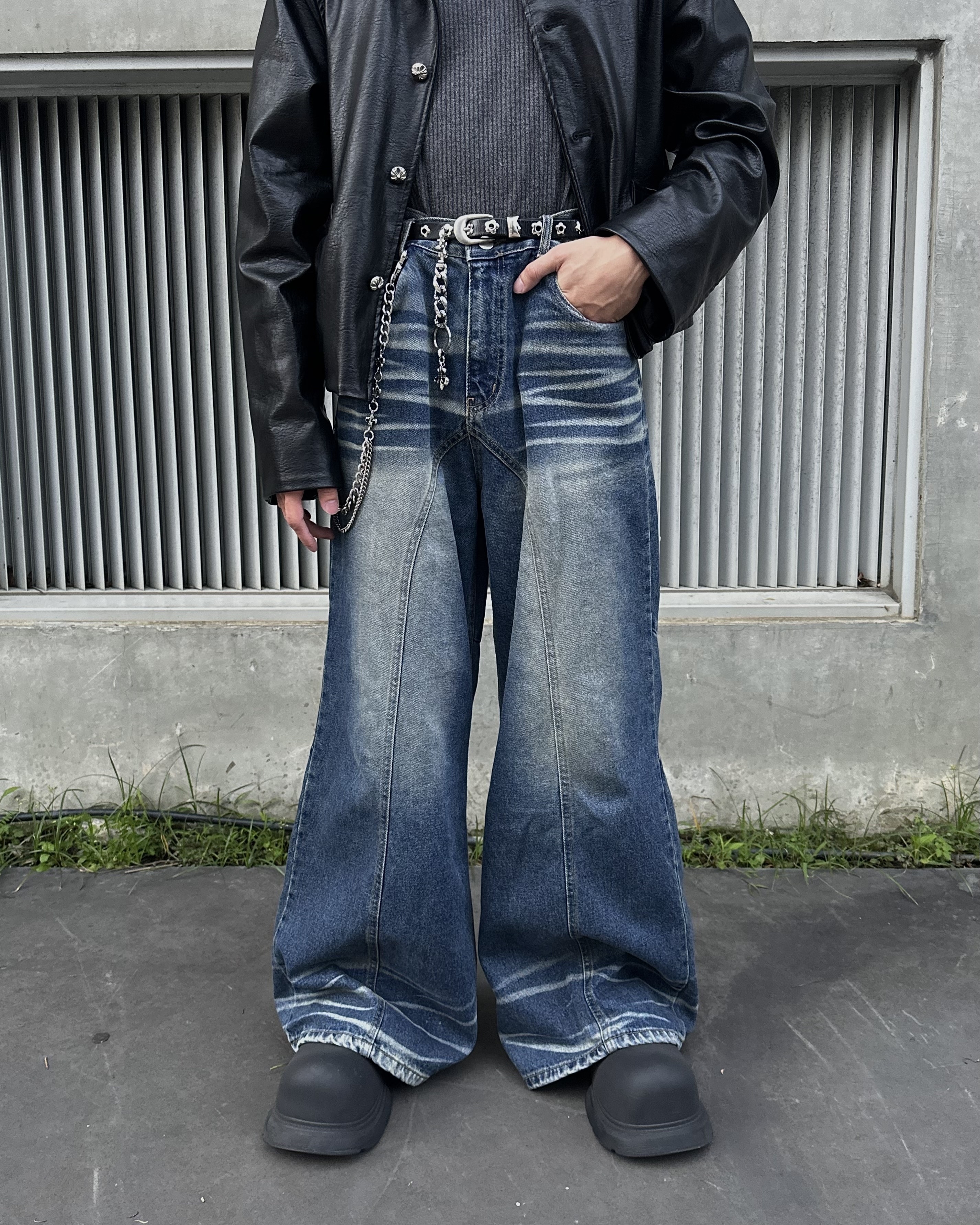 𝐇·𝐓·𝐒 韓國 喇叭主義 水波紋 弧線 上窄下寬 鈕扣設計 牛仔長褲