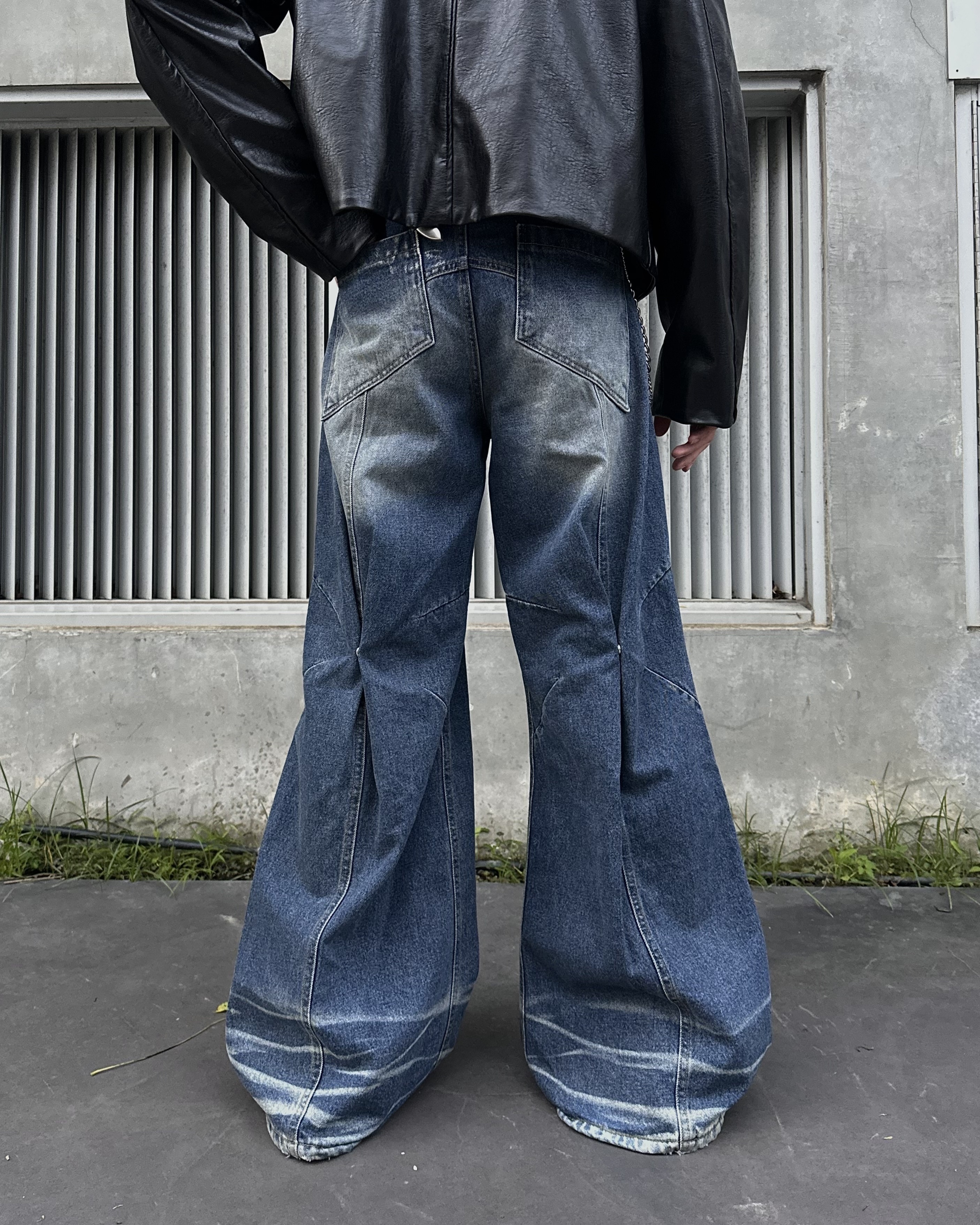 𝐇·𝐓·𝐒 韓國 喇叭主義 水波紋 弧線 上窄下寬 鈕扣設計 牛仔長褲