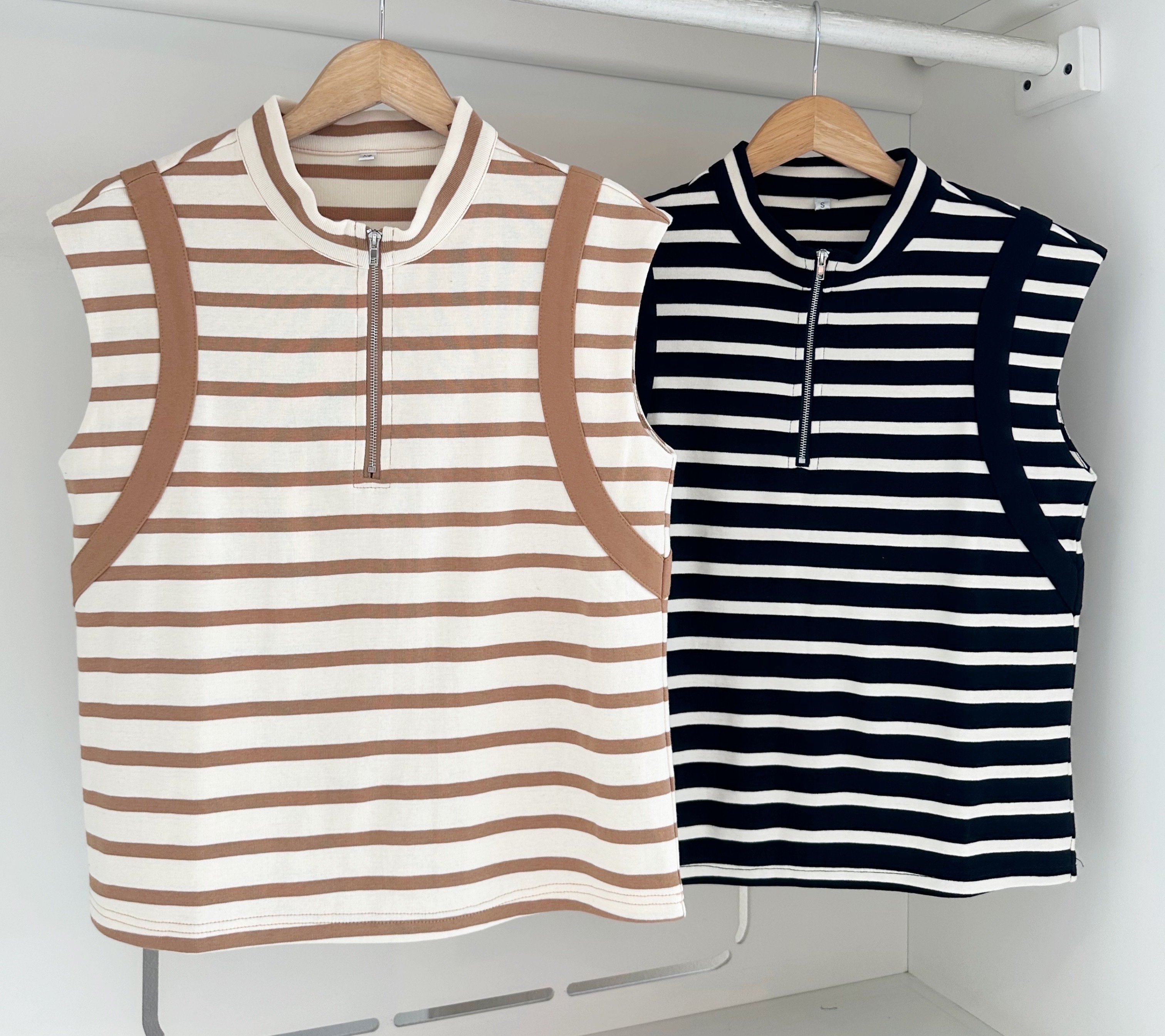 HIGH NECK V SLEEVE STRIPED ZIP BLOUSE