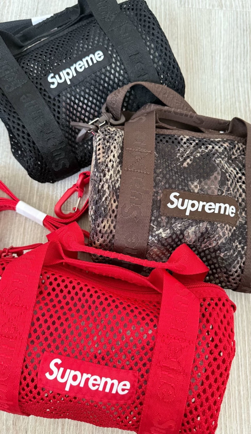 バッグ Supreme Mesh Mini Duffle Bag Red (25SS) Supreme Mini Duffle Bag Dark Red - FW20 - US