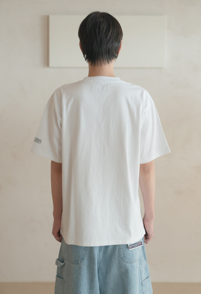 UNIVERSAL OVERALL TENNIS LOGO S/S TEE
