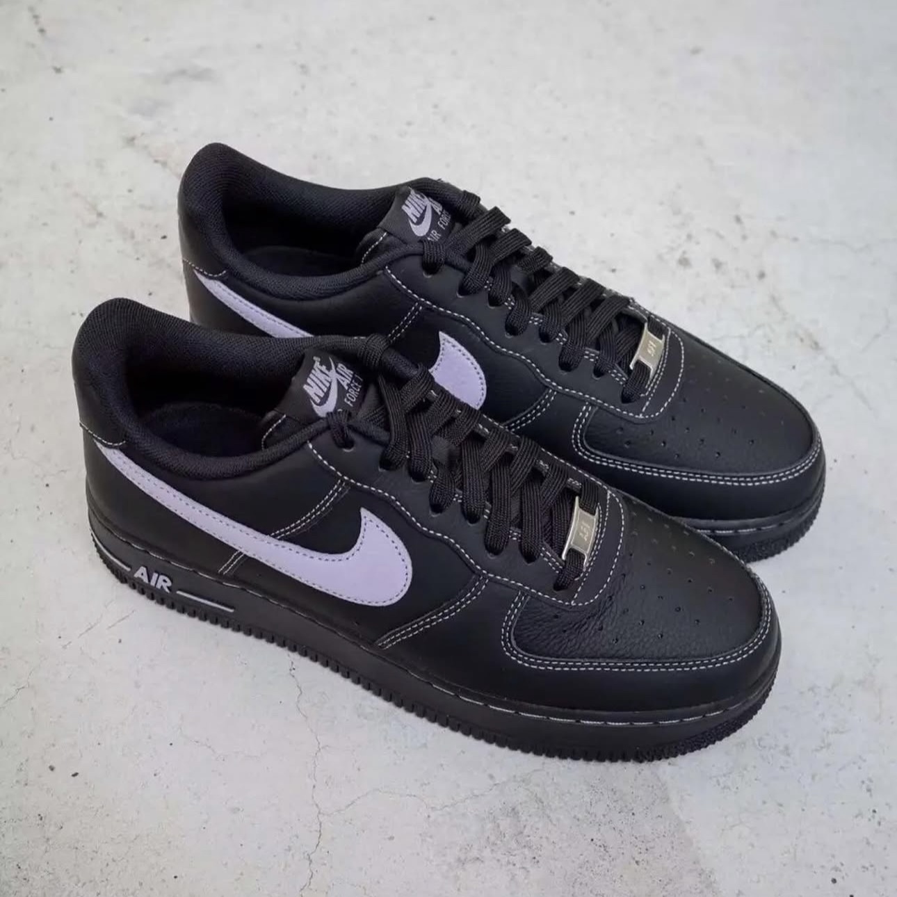 NIKE AIR FORCE 1 黑紫 外縫線 全黑 紫色勾 男鞋 空軍一號 休閒 HQ2037-001