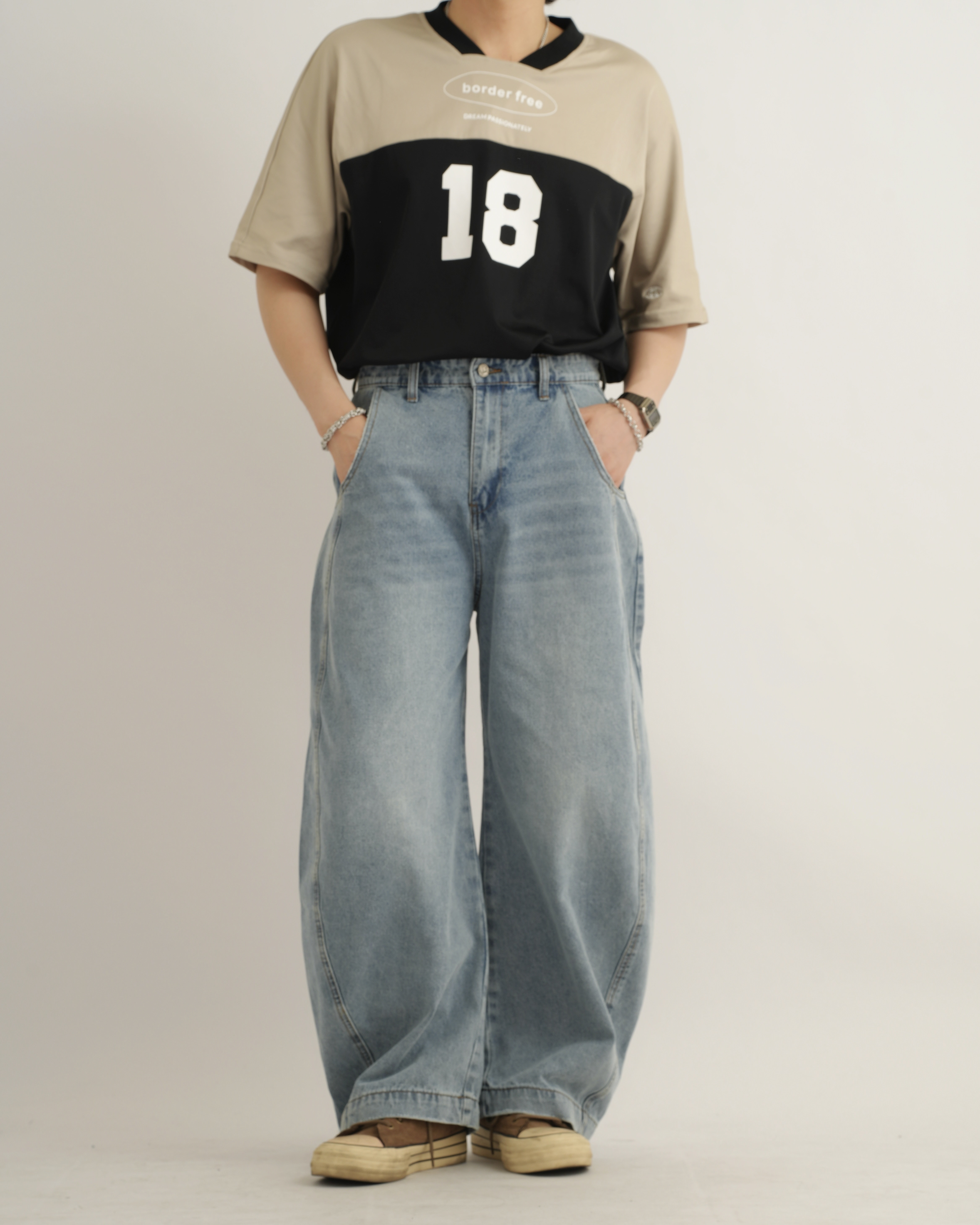 MO102 水洗牛仔彎刀褲-淺藍色