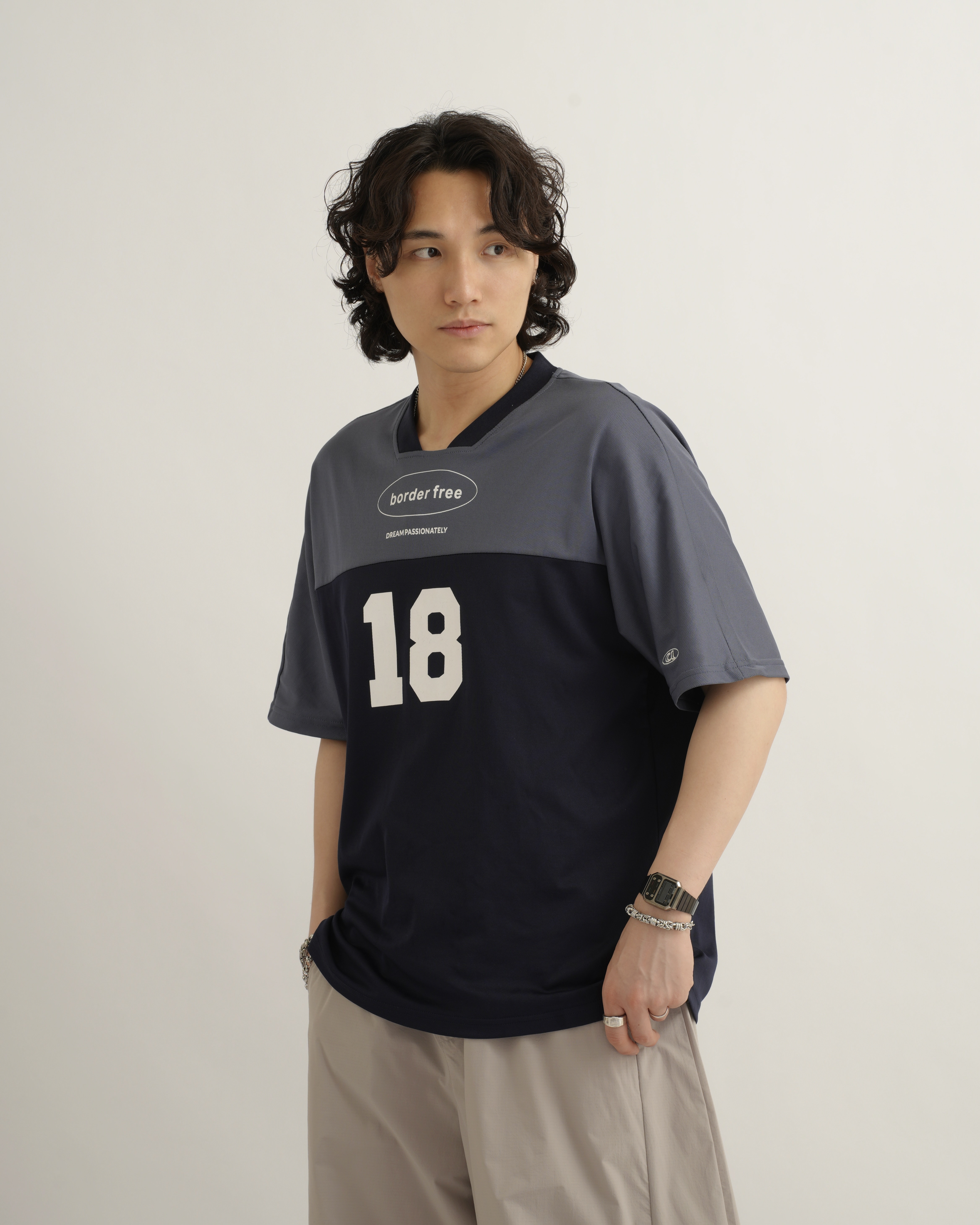 MO081 日系撞色字母tee-藏青