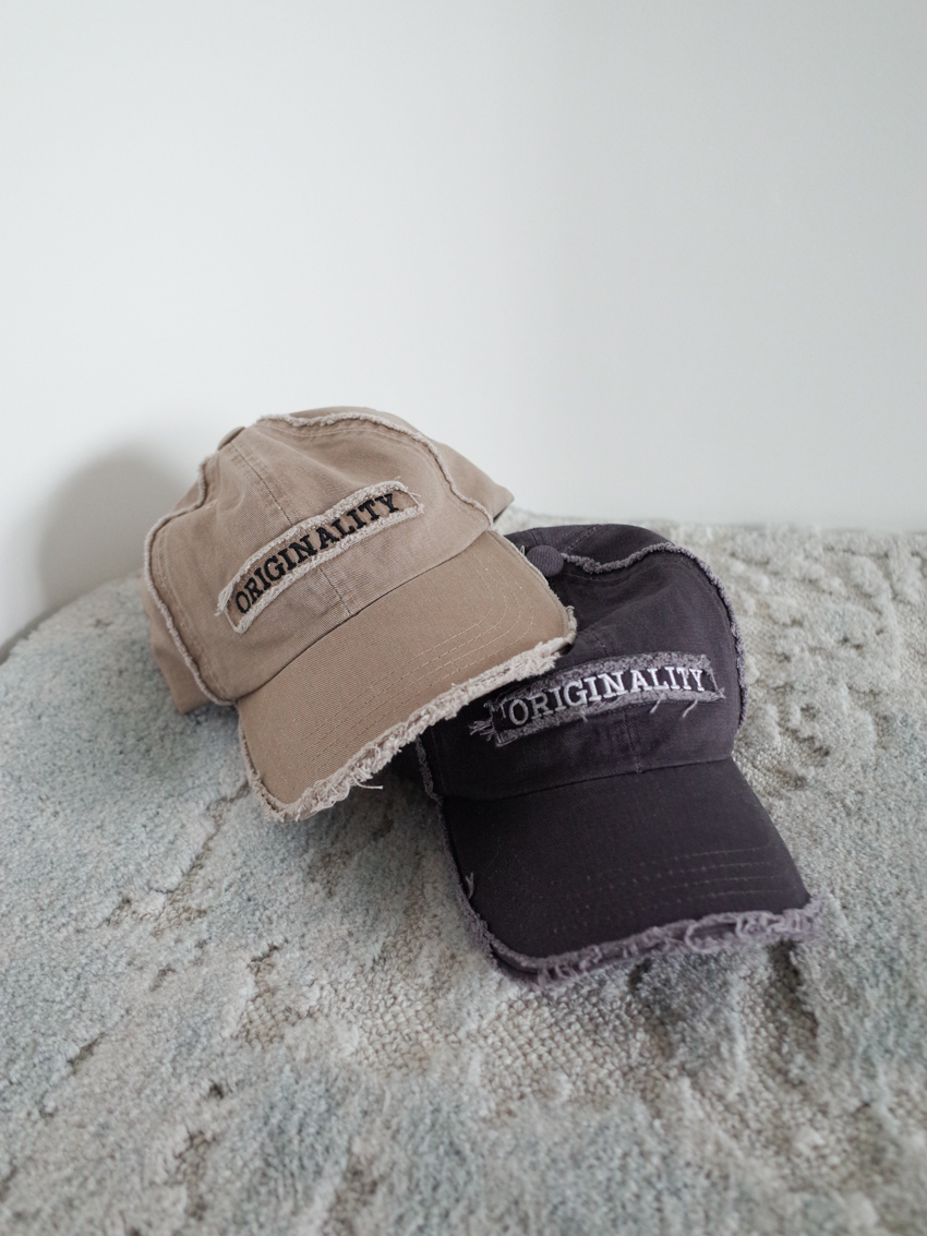 ORIGINALITY embroidery raw-edge cap