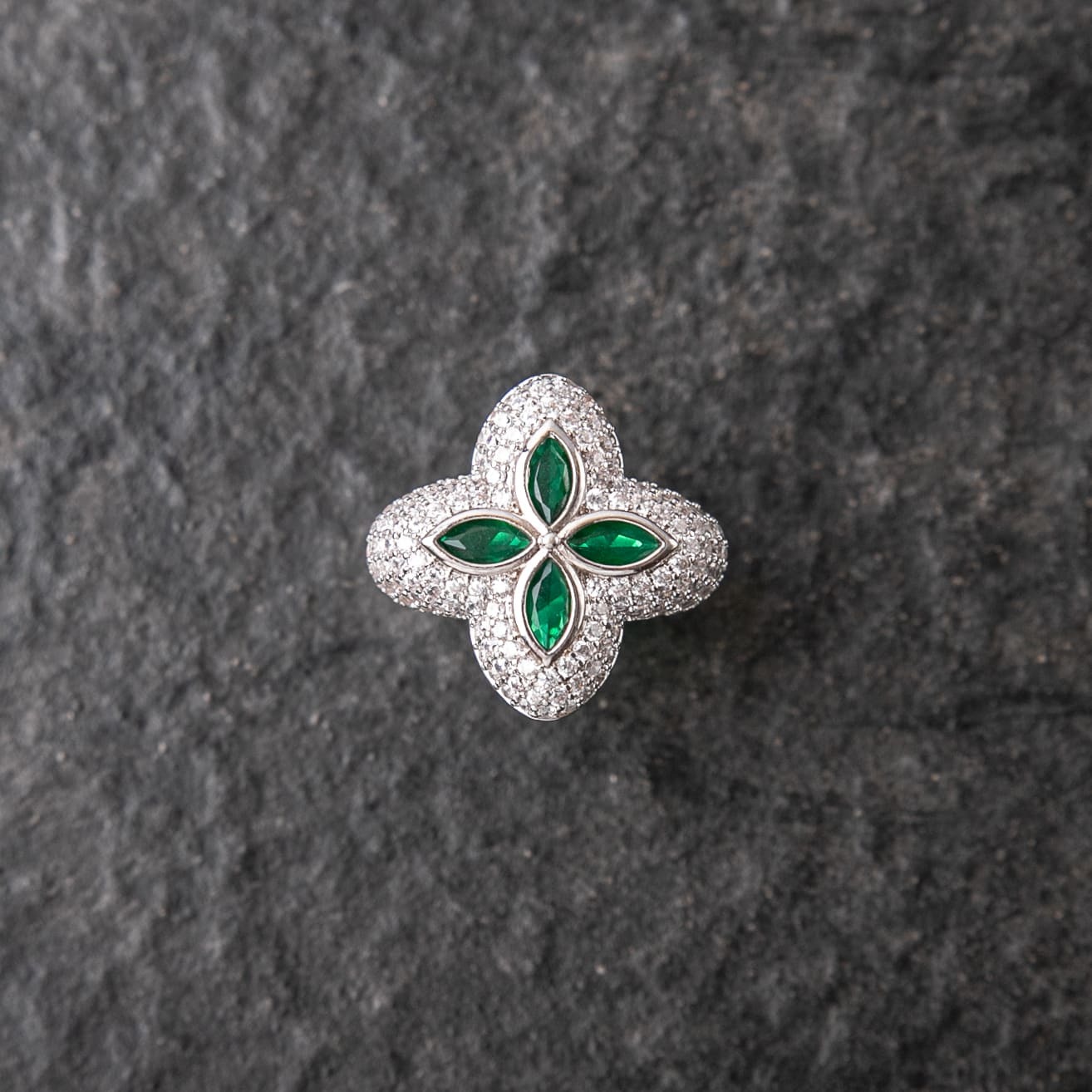 滿鑲幸運四葉草戒指