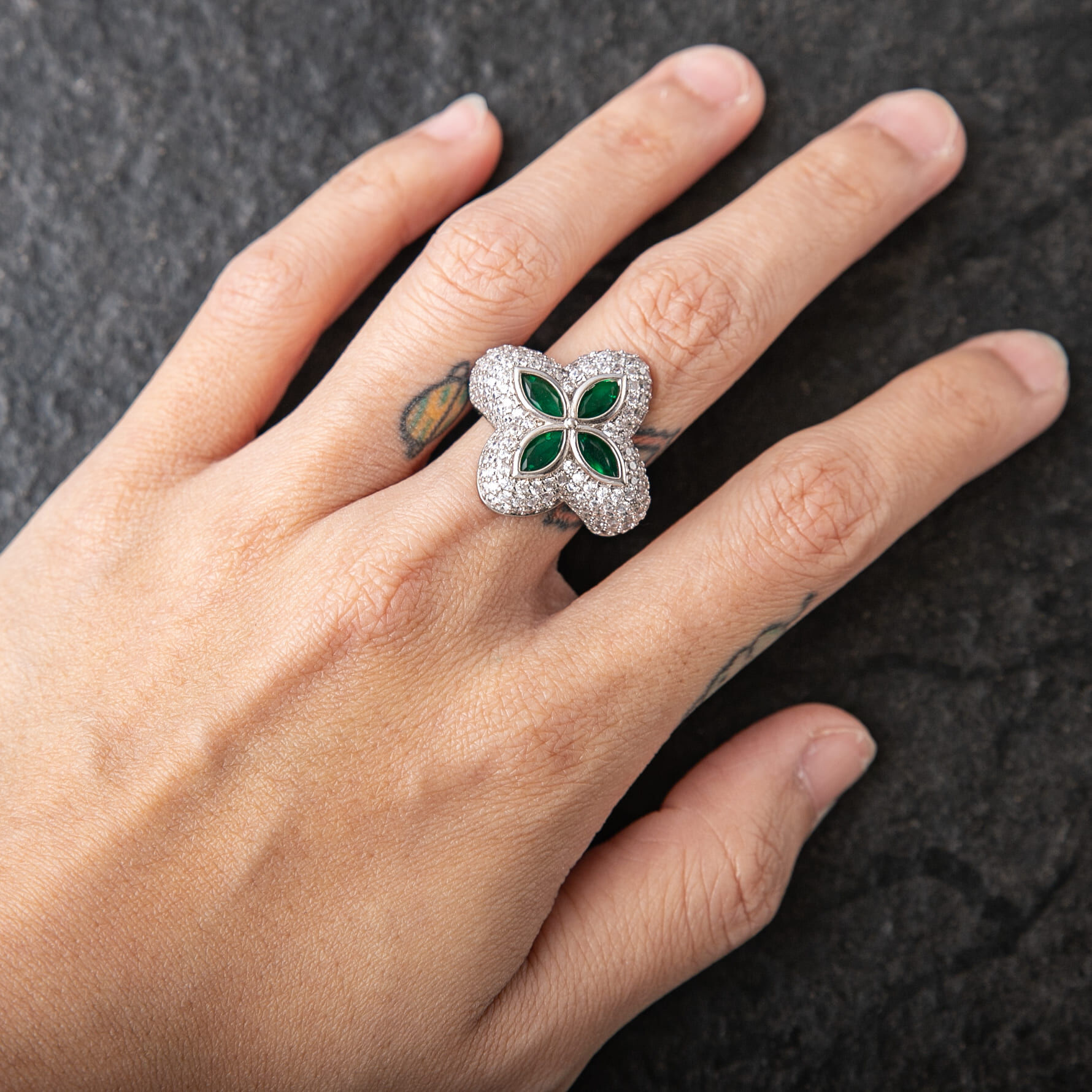 滿鑲幸運四葉草戒指