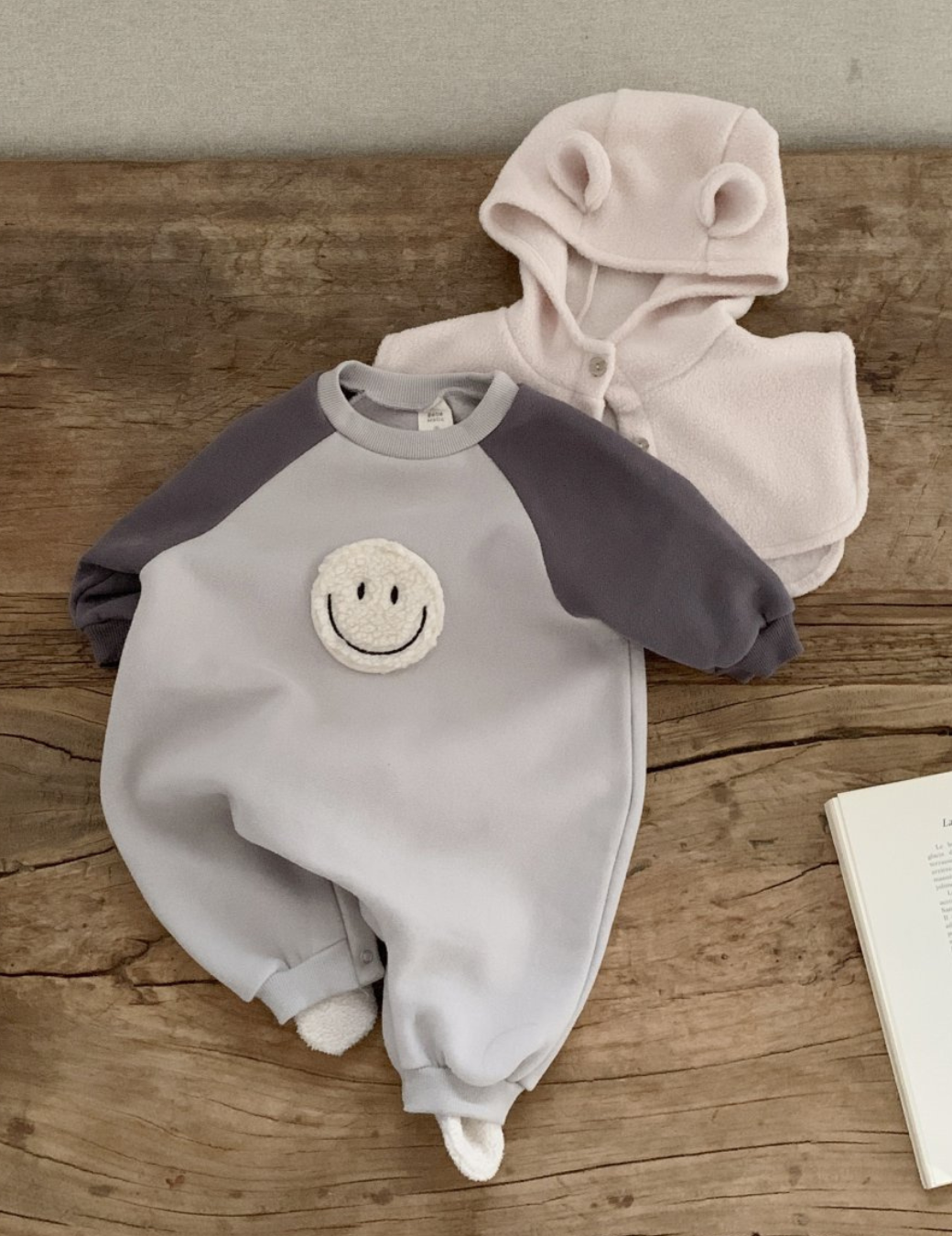 立體毛毛微笑臉包屁衣（2尺寸）