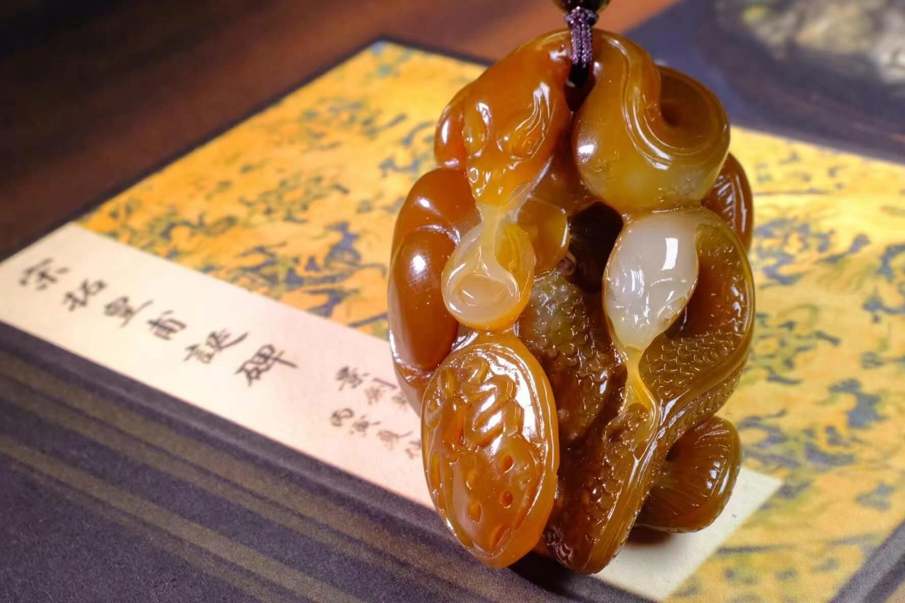 424710 和田玉蛇掛件