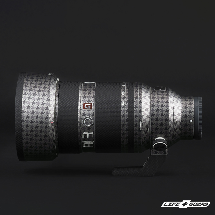 LIFE+GUARD SONY FE 50-150mm F2 GM 貼膜側面展示圖，LIFE+GUARD 風格設計
