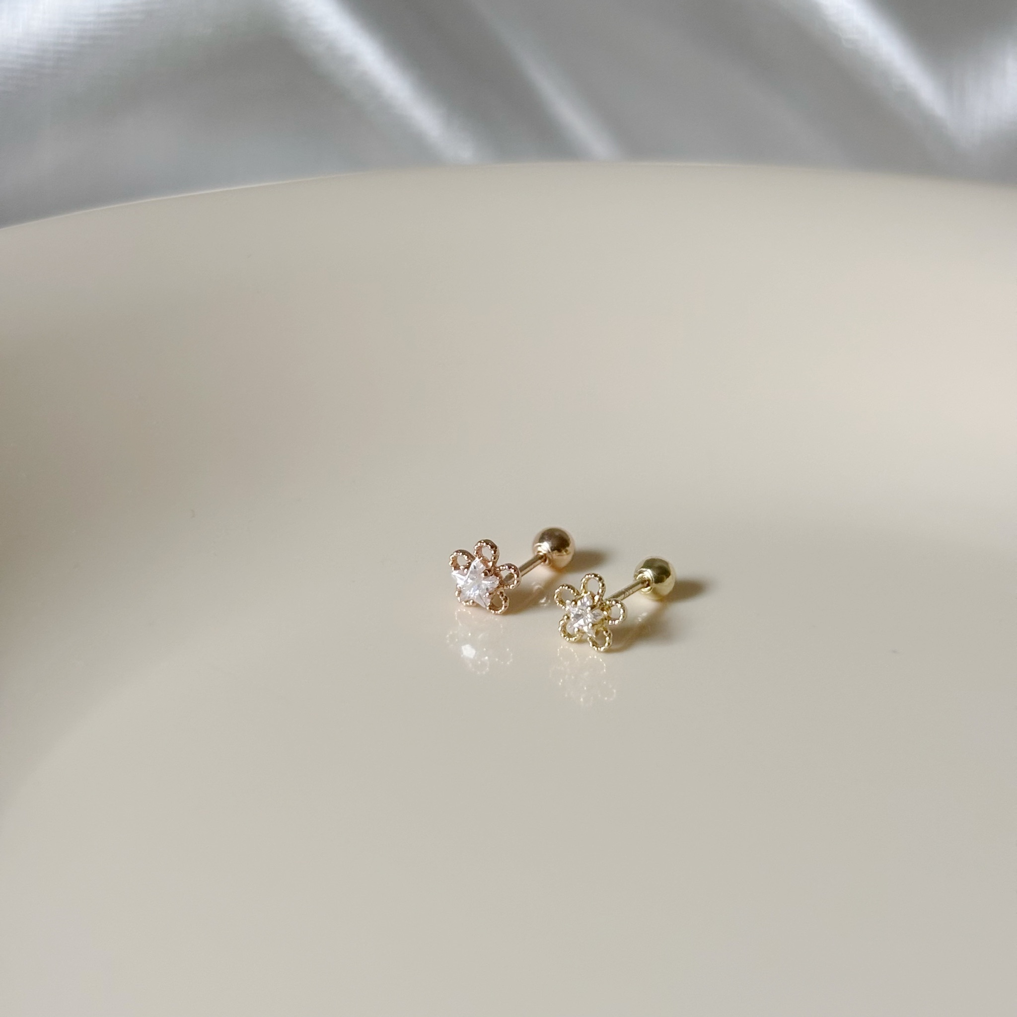 14K簍空花朵星鋯轉珠耳環