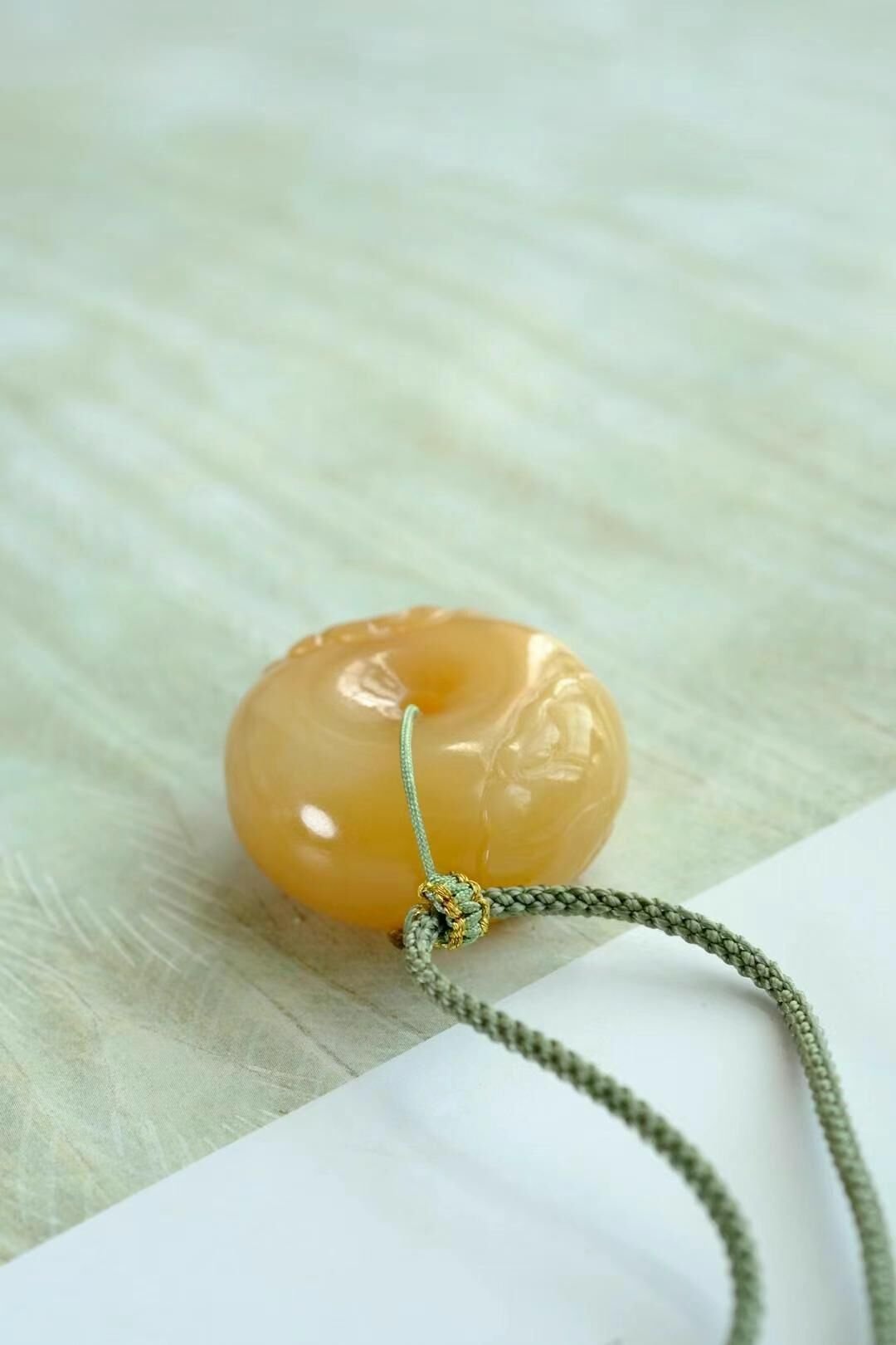 424717 和田玉蜜糖蓮花平安扣 (28mm直徑)