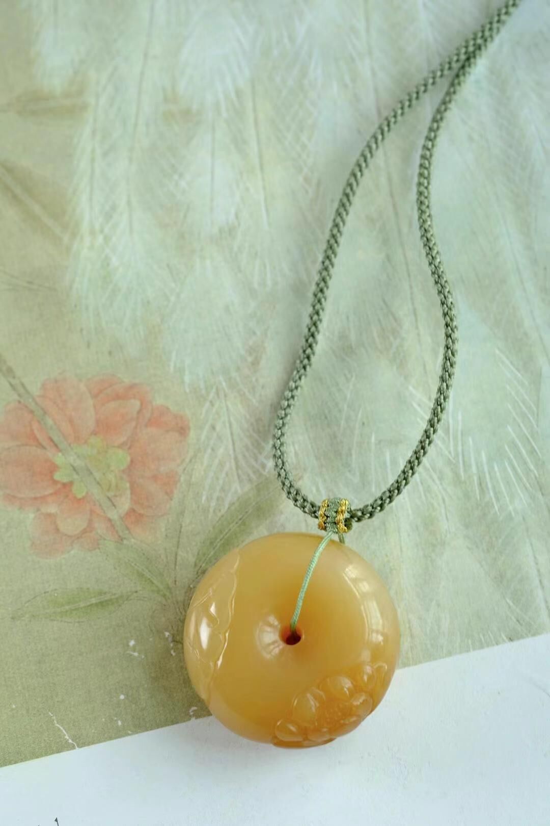和田玉蜜糖蓮花平安扣 (28mm直徑),天然和田玉軟玉