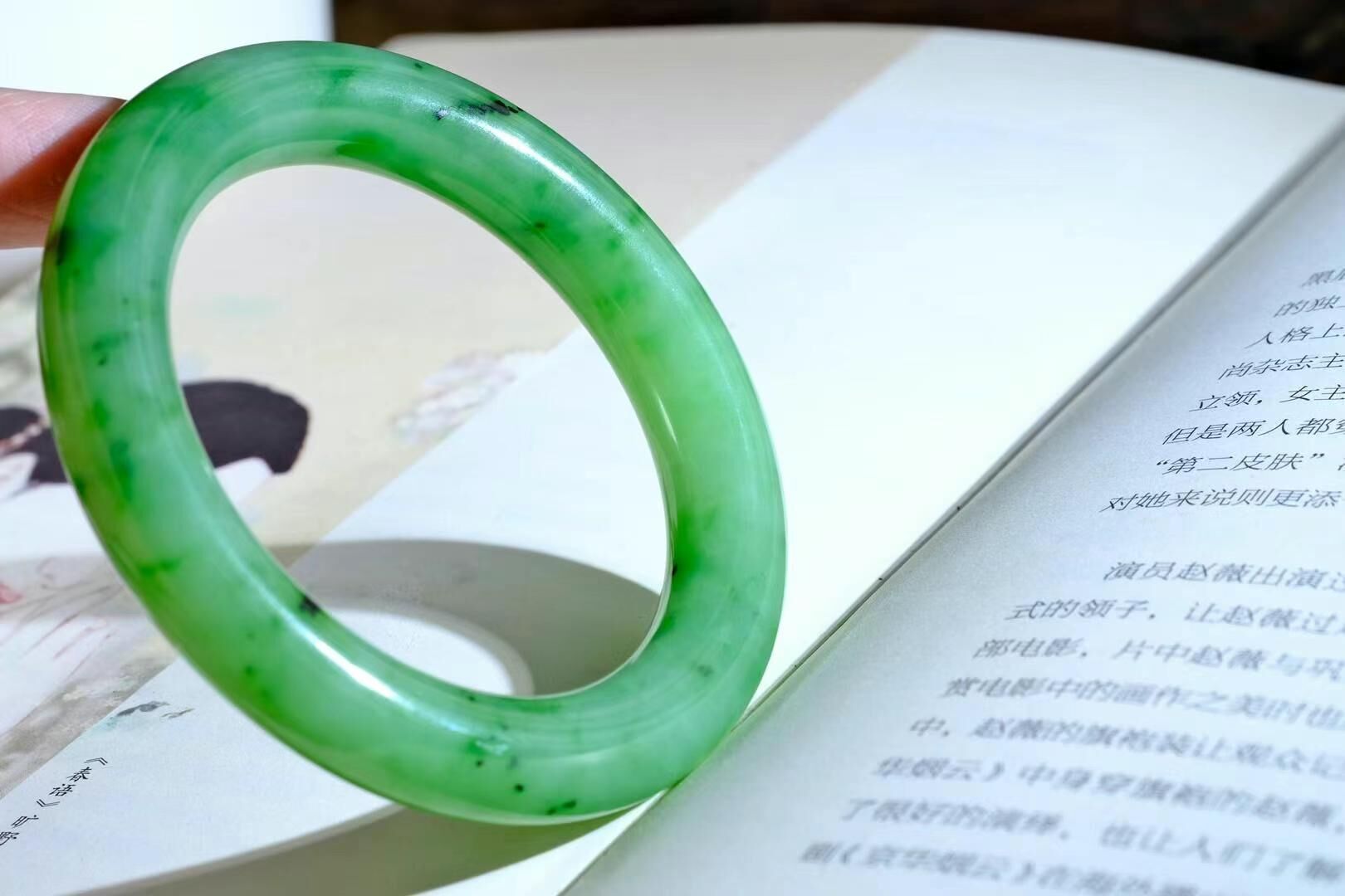 424724 56.9mm和田玉蘋果綠獼猴桃圓條手鐲 (56-58)