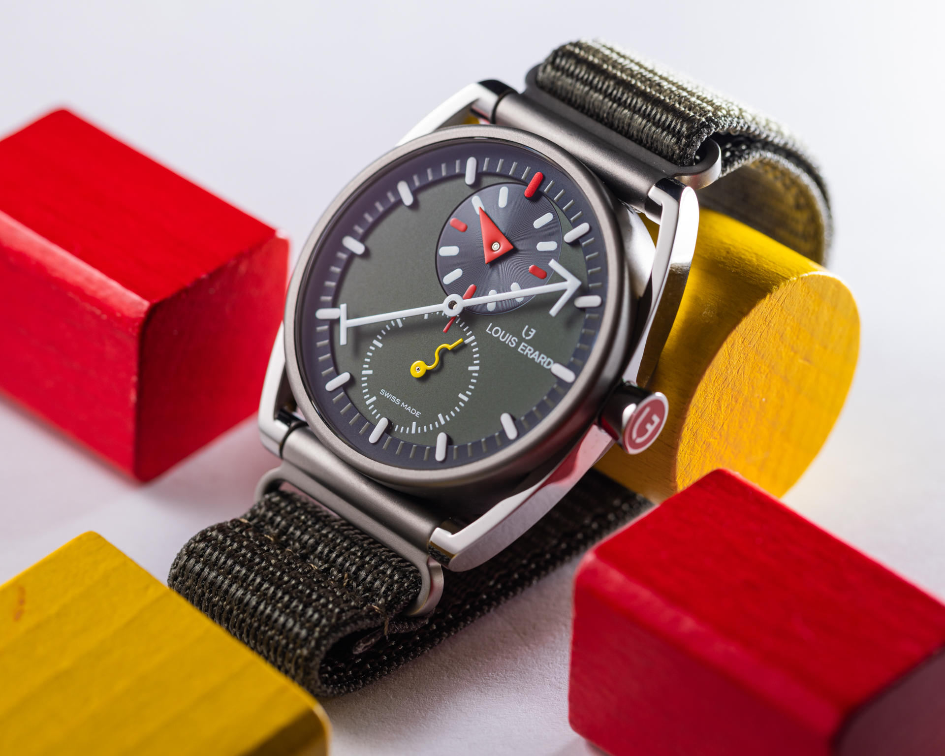 Le Régulateur Louis Erard x Alain Silberstein Khaki規範指針腕錶