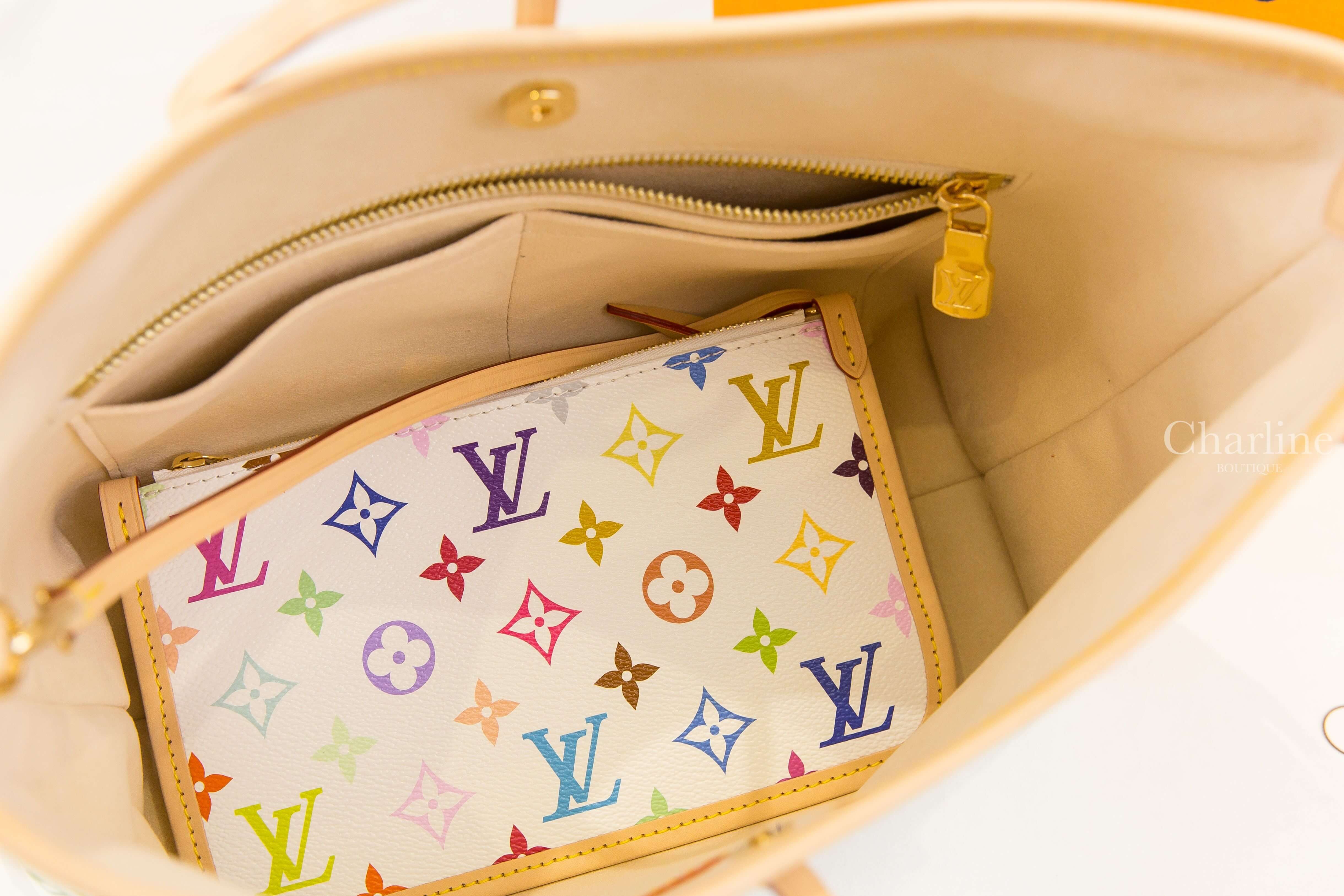 Louis Vuitton LV x TM CarryAll PM Bag 聯名款白色三彩老花牛皮飾邊蝴蝶結吊牌小型手提肩背包-Charline Boutique 精品代購