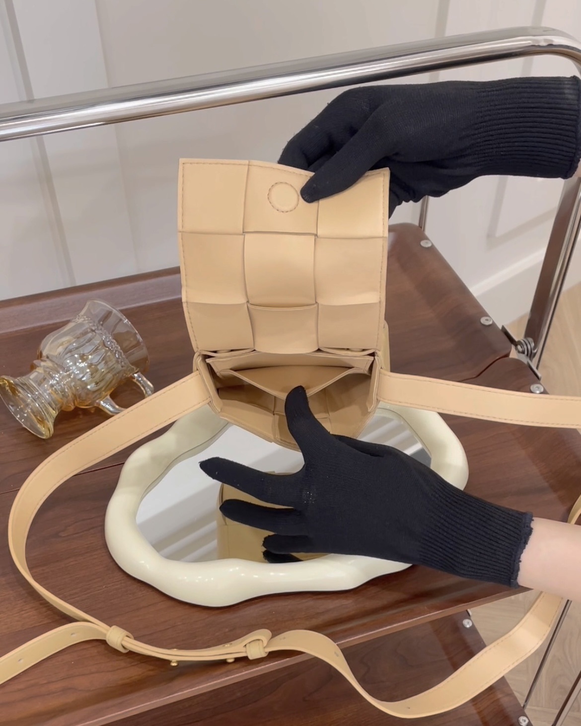 BV｜6格羊皮霧面迷你卡帶包 奶茶色