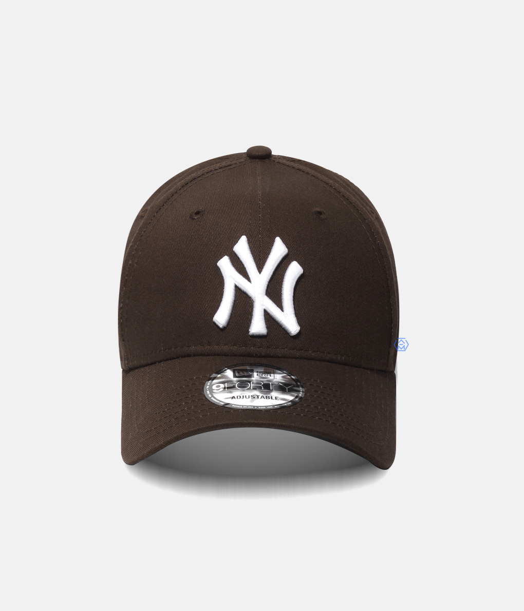 New Era 9Forty Cap NY 深焙栗子底 白Logo棒球帽