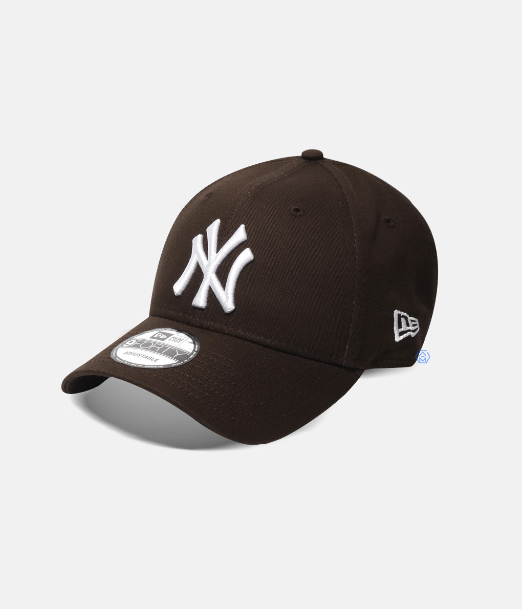 New Era 9Forty Cap NY 深焙栗子底 白Logo棒球帽