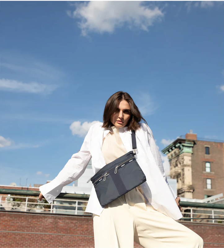 輕便拉鍊斜背包(DARK BLUE C)