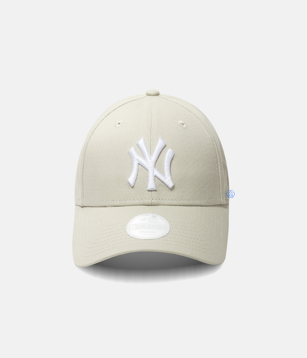 New Era 9Forty Cap NY 燕麥白底 白Logo 棒球帽-Women標籤