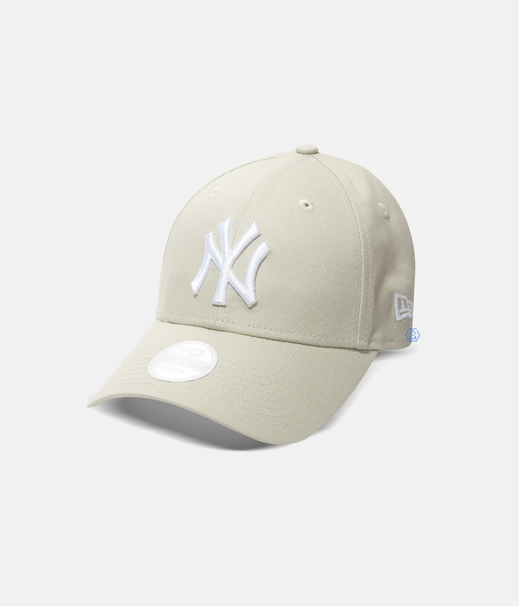 New Era 9Forty Cap NY 燕麥白底 白Logo 棒球帽-Women標籤