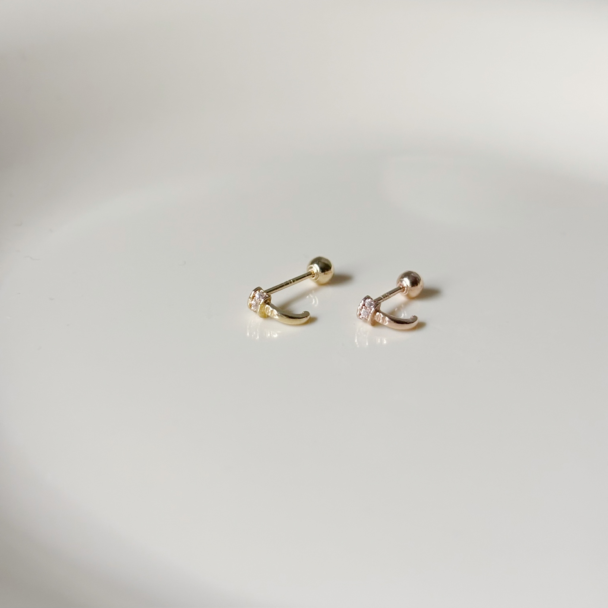 14K小釘子鋯石轉珠耳環