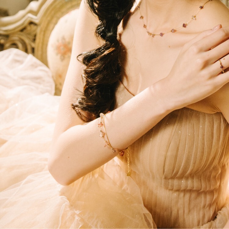 曦光層疊 莓果果醬與微光日記 不規則水晶天然石 草莓晶 雙層鈦鋼手鏈