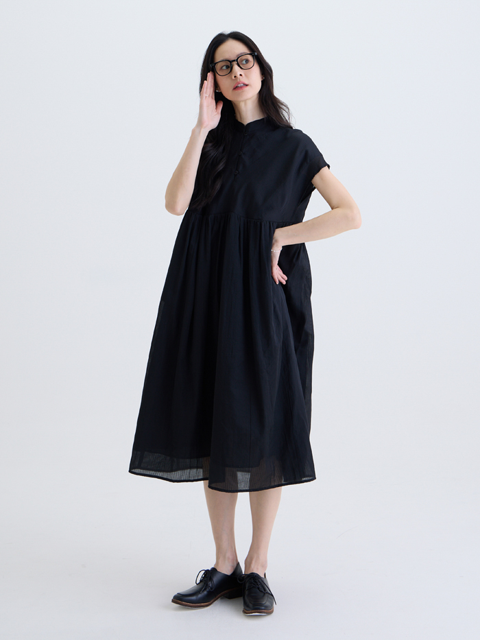 光鏡輪廓半開襟洋裝-墨色細紋