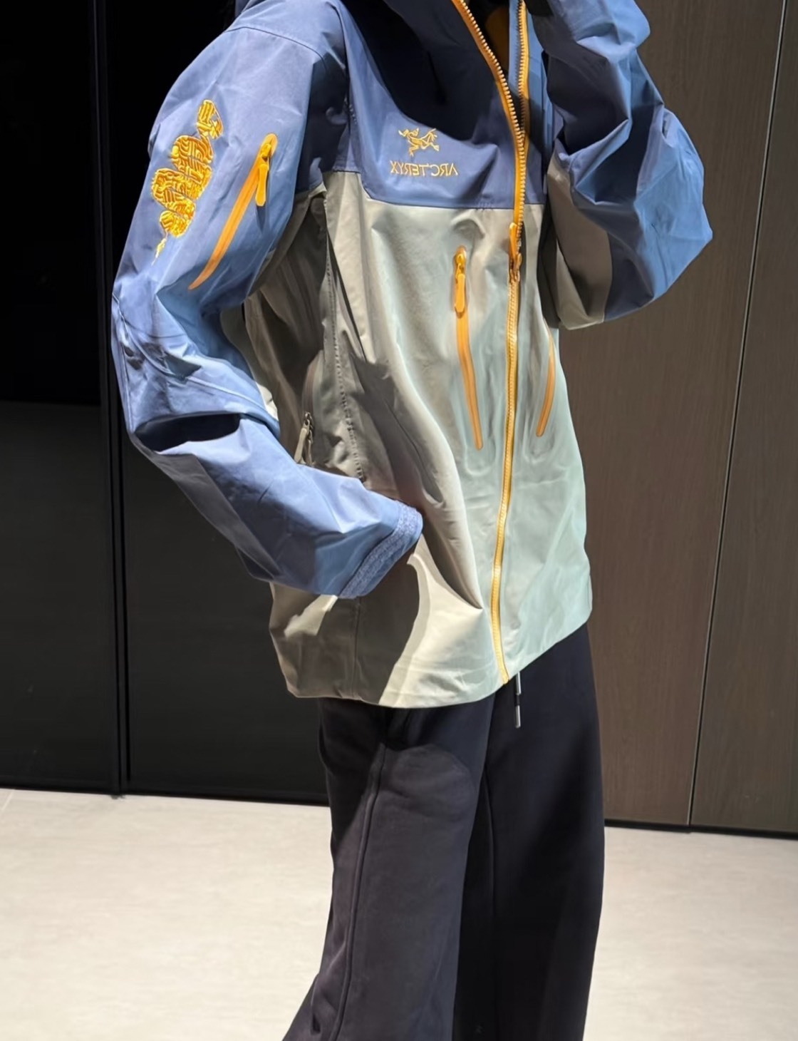 Arcteryx ALPHA SV 蛇年限定 硬殼外套（棕藍橙拼色）