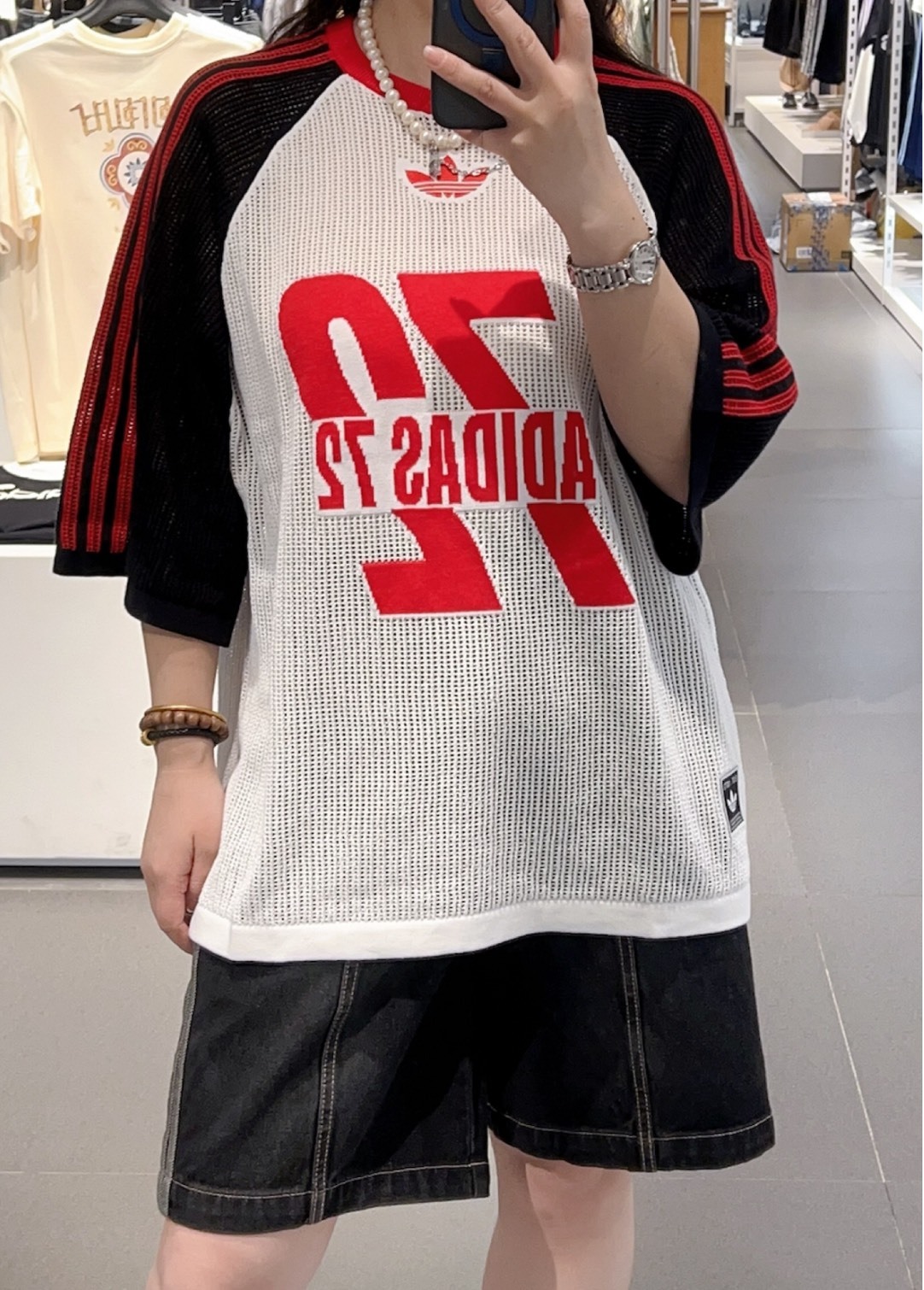 adidas  女款簡約足球T 白黑紅