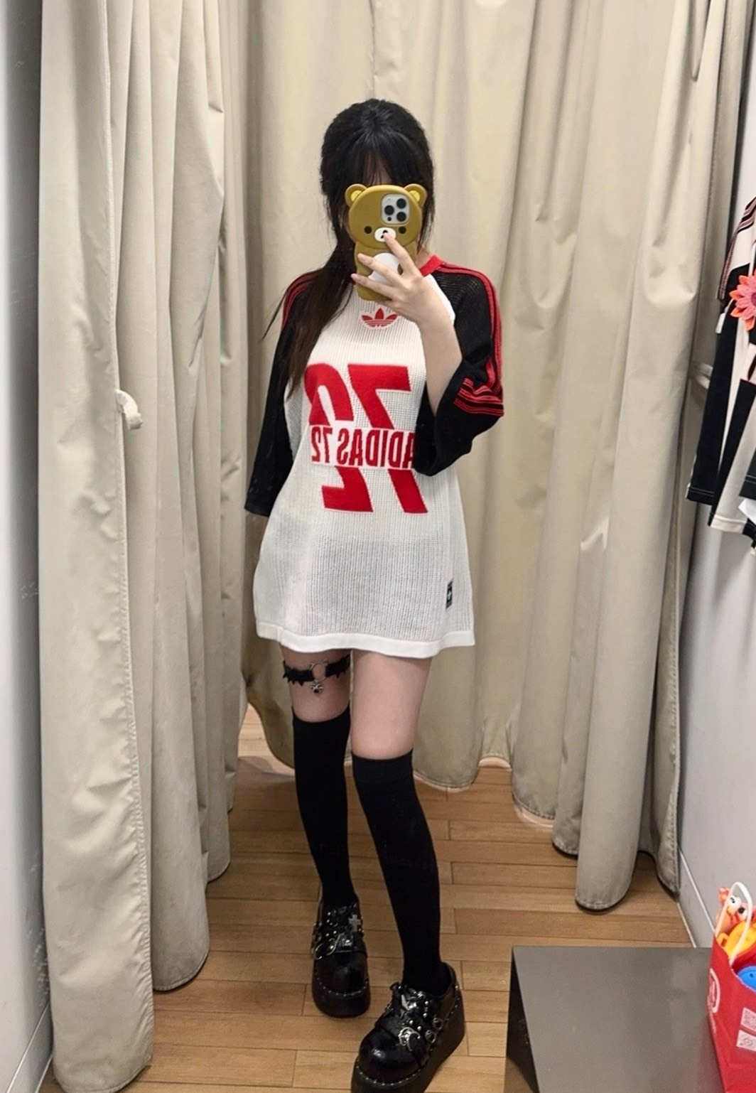 adidas  女款簡約足球T 白黑紅