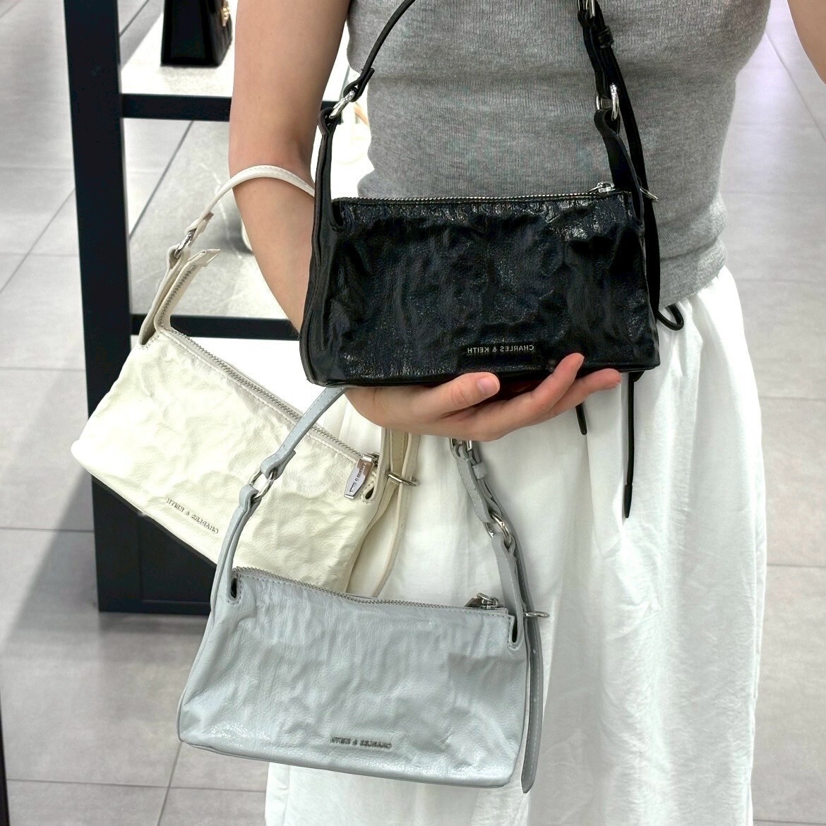 CHARLES & KEITH 小CK Lark 縐褶感斜背包 灰/白/黑 腋下包 單肩包 油蠟皮