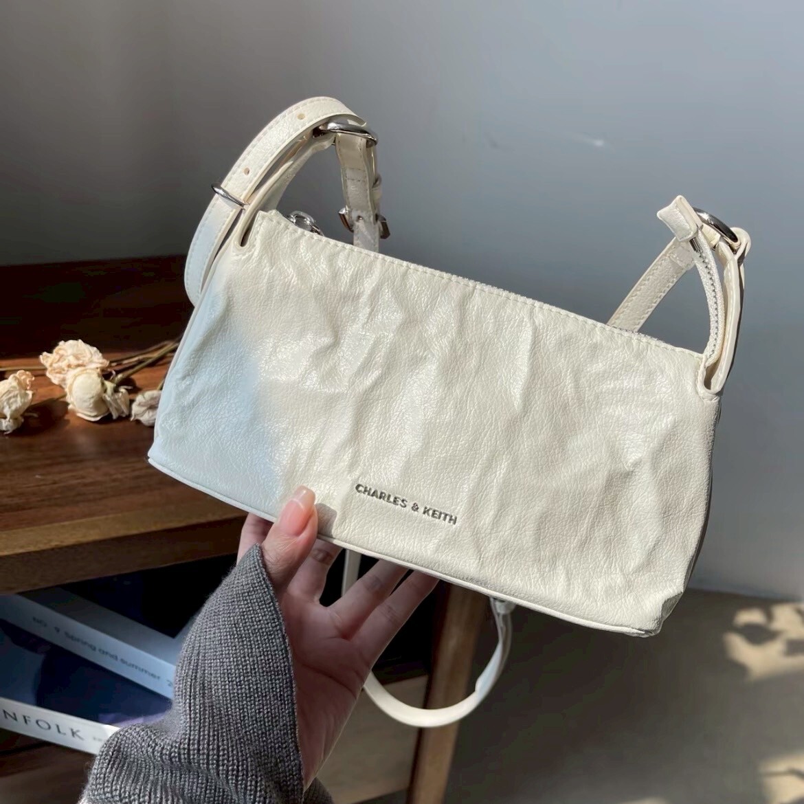 CHARLES & KEITH 小CK Lark 縐褶感斜背包 灰/白/黑 腋下包 單肩包 油蠟皮