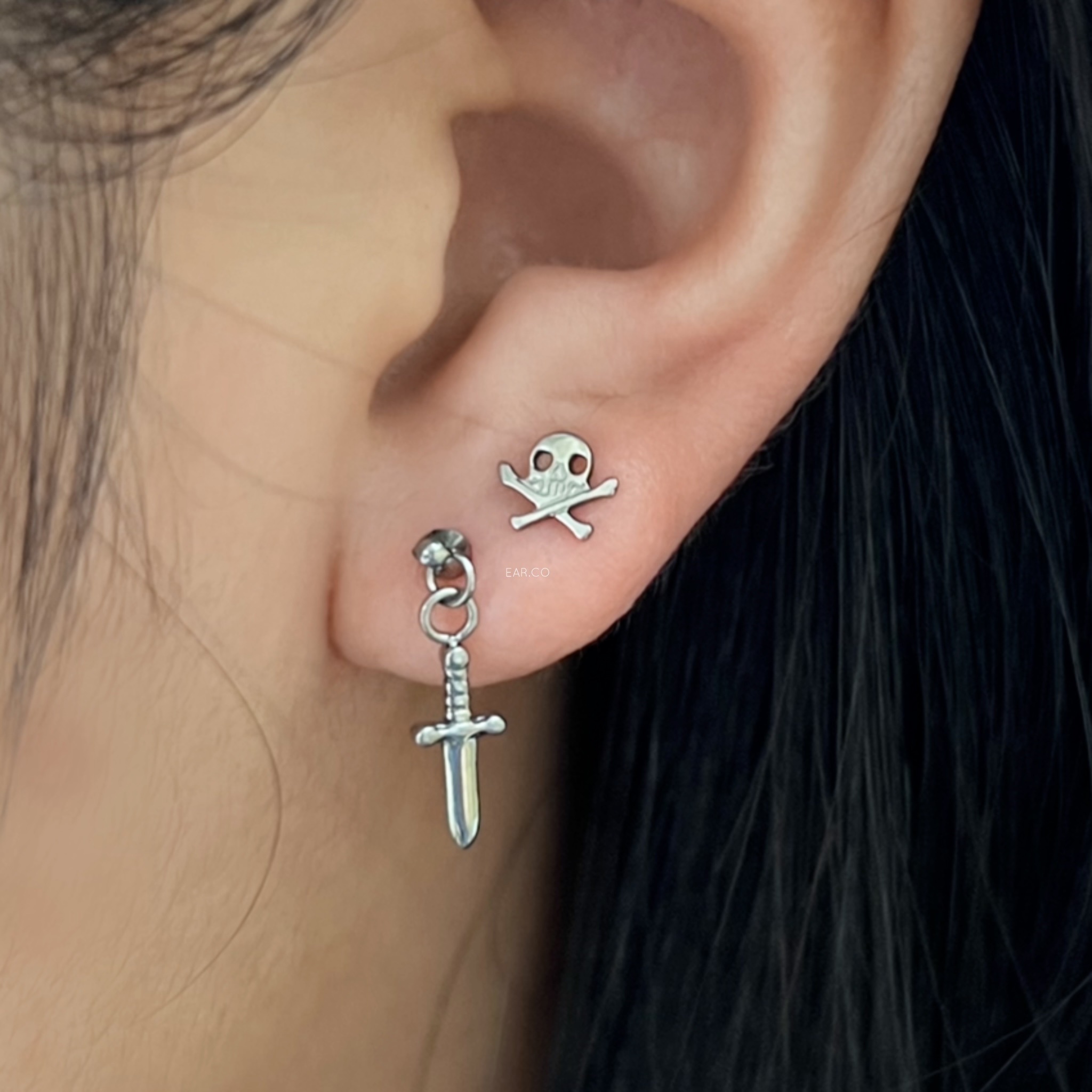 骷髏骨頭平頭耳門/耳珠/耳骨釘 [G23 Titanium]
