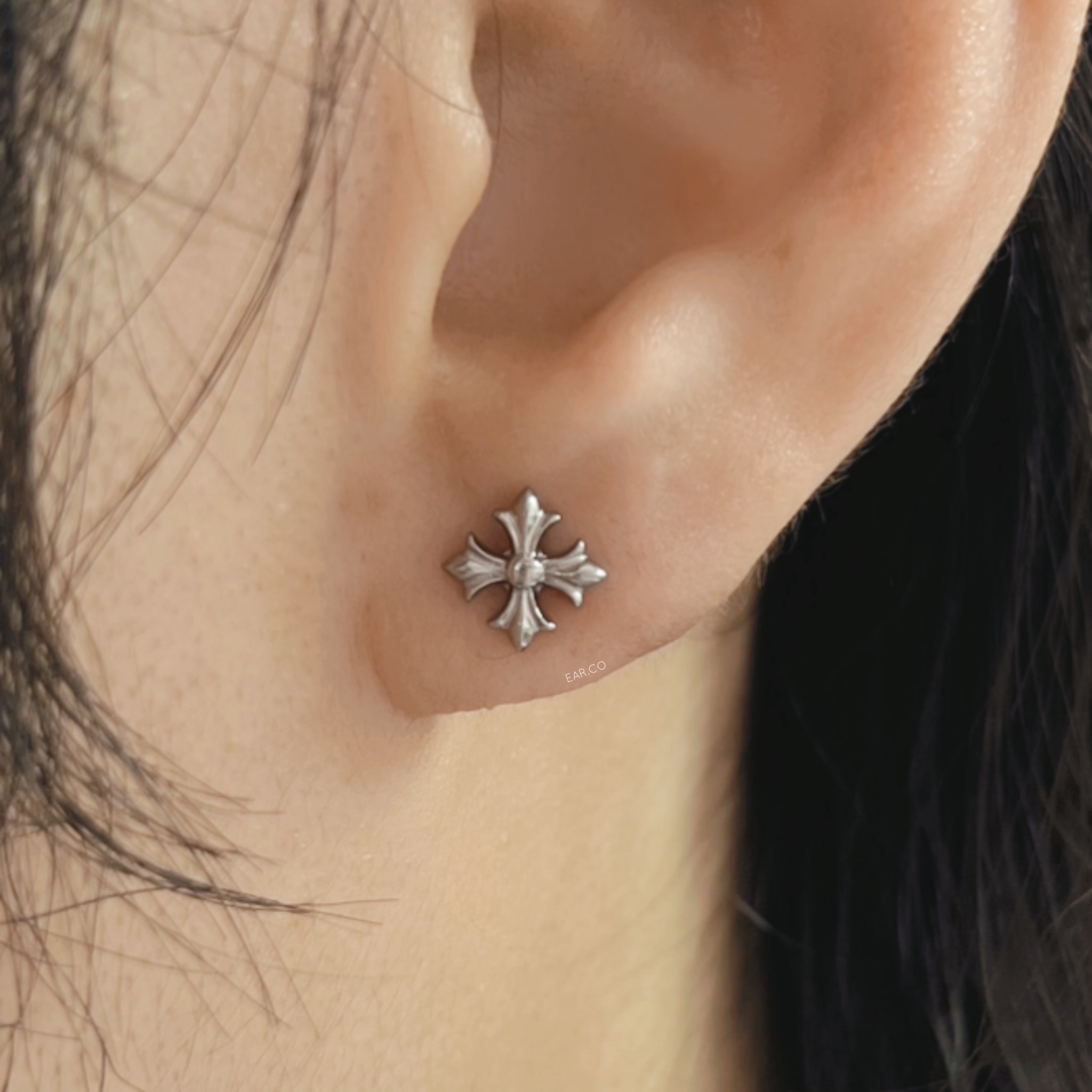 復古十字架平頭耳門/耳珠/耳骨釘 [G23 Titanium]